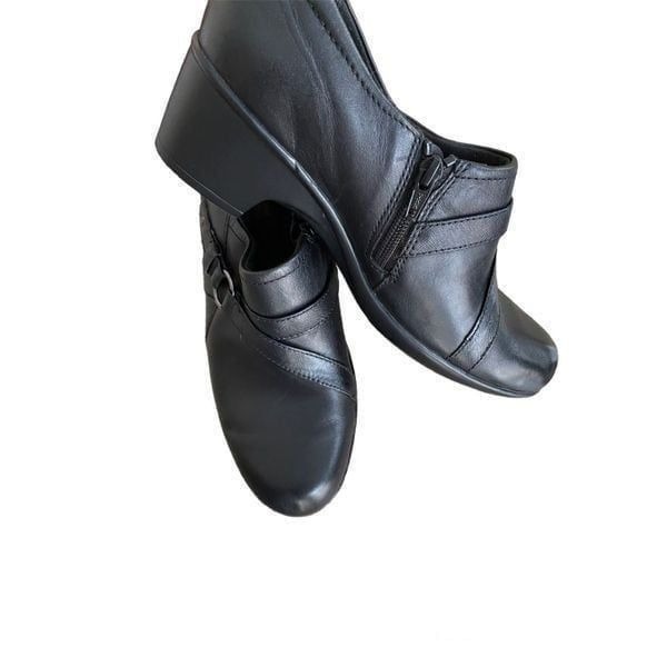 Clark’s Black Leather Side Zip Women Shoes Sz 9 NWT