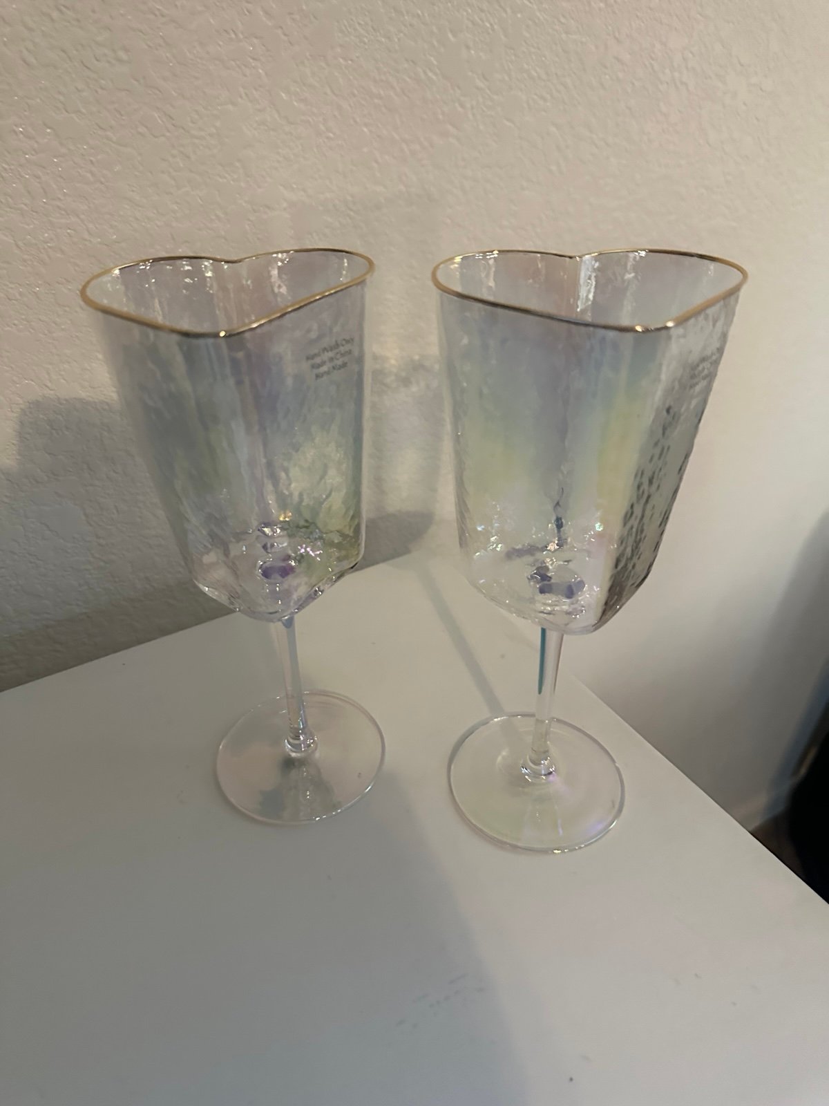 2 NWT Beautiful IRIDESCENTE HEART SHAPED WINE GLASSES With Gold Rim
