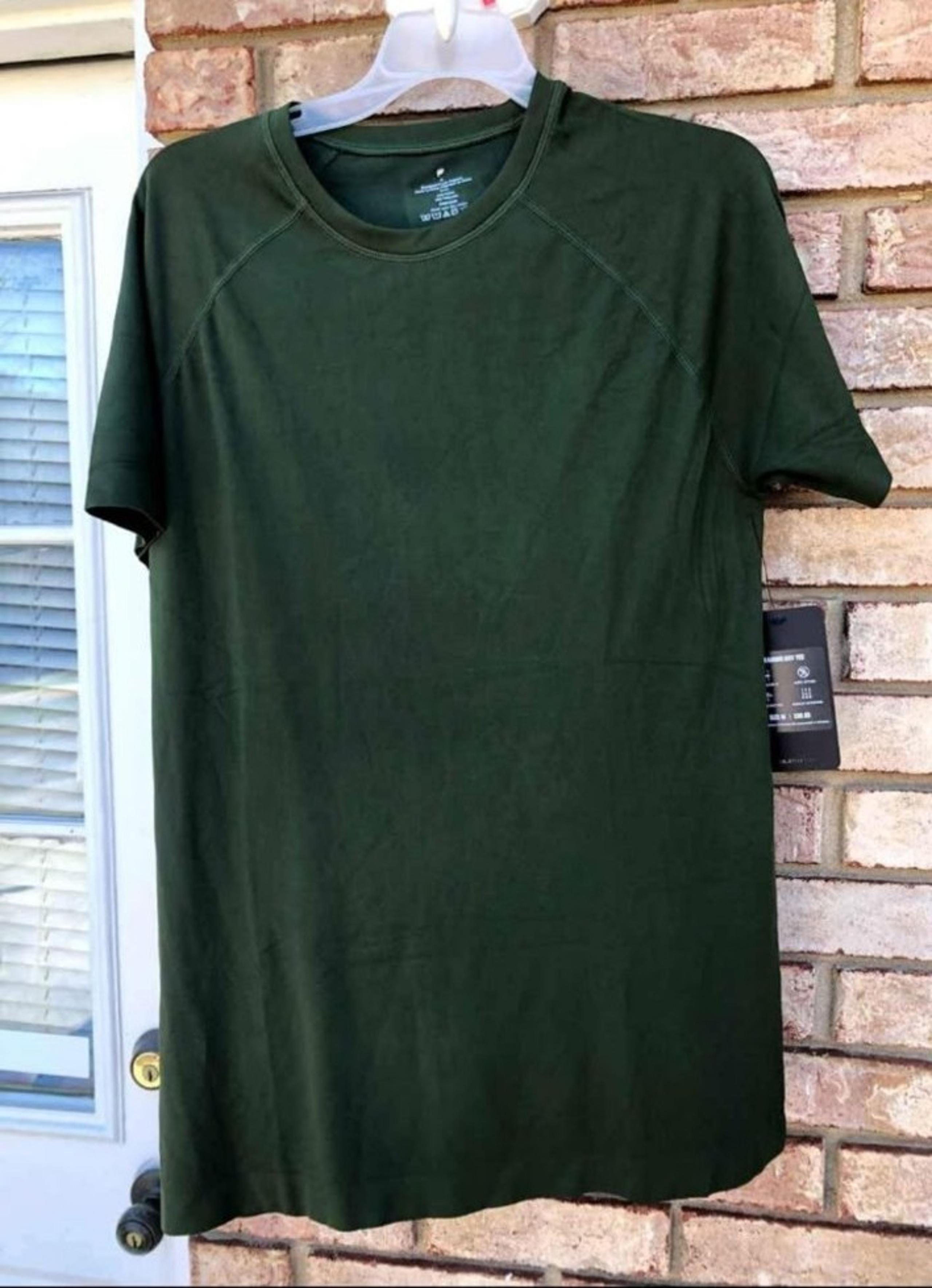 New Men's Fabletics Training Day Dark Green Short Sleeved Shirt, RV $44 Size Med