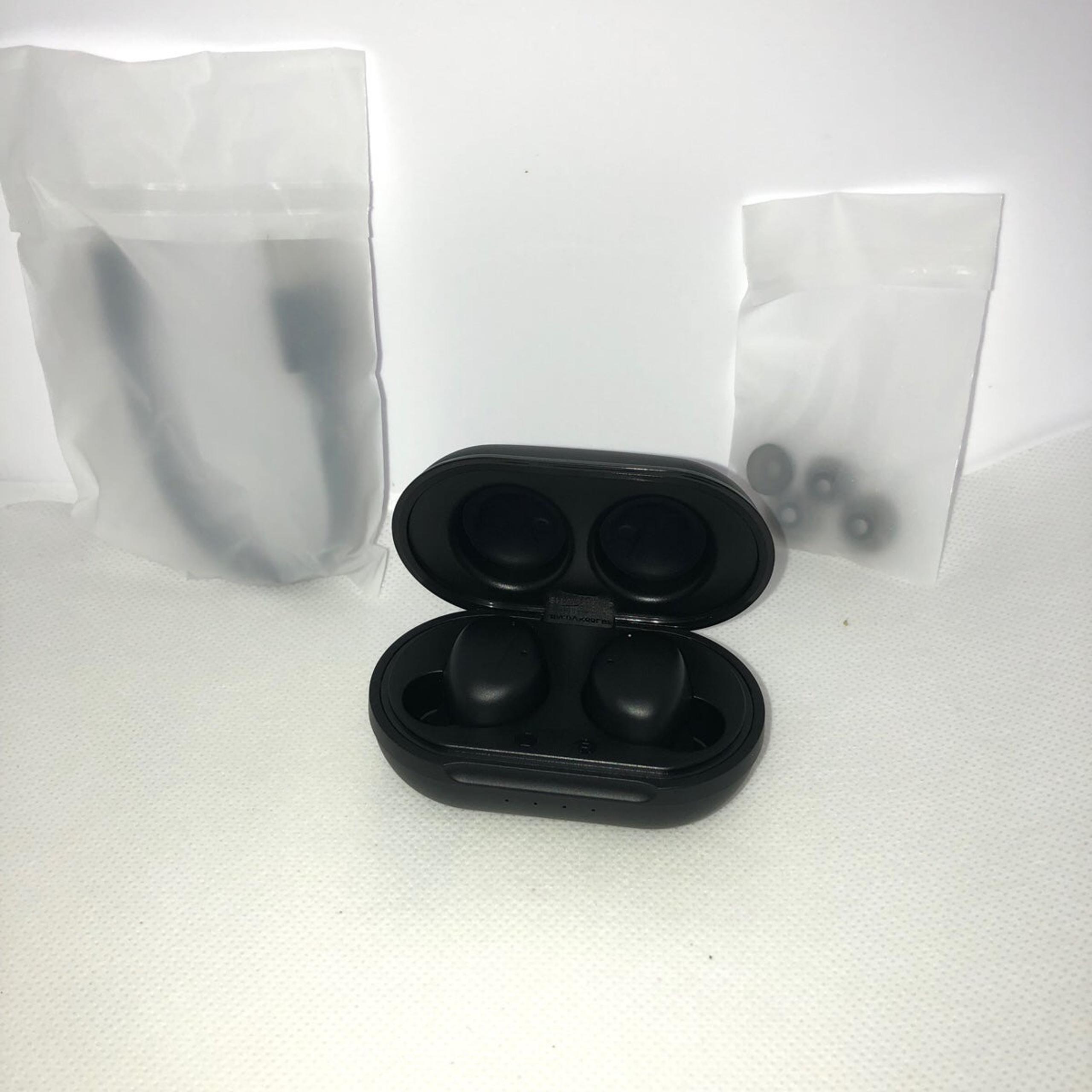 Wireless stereo earbuds