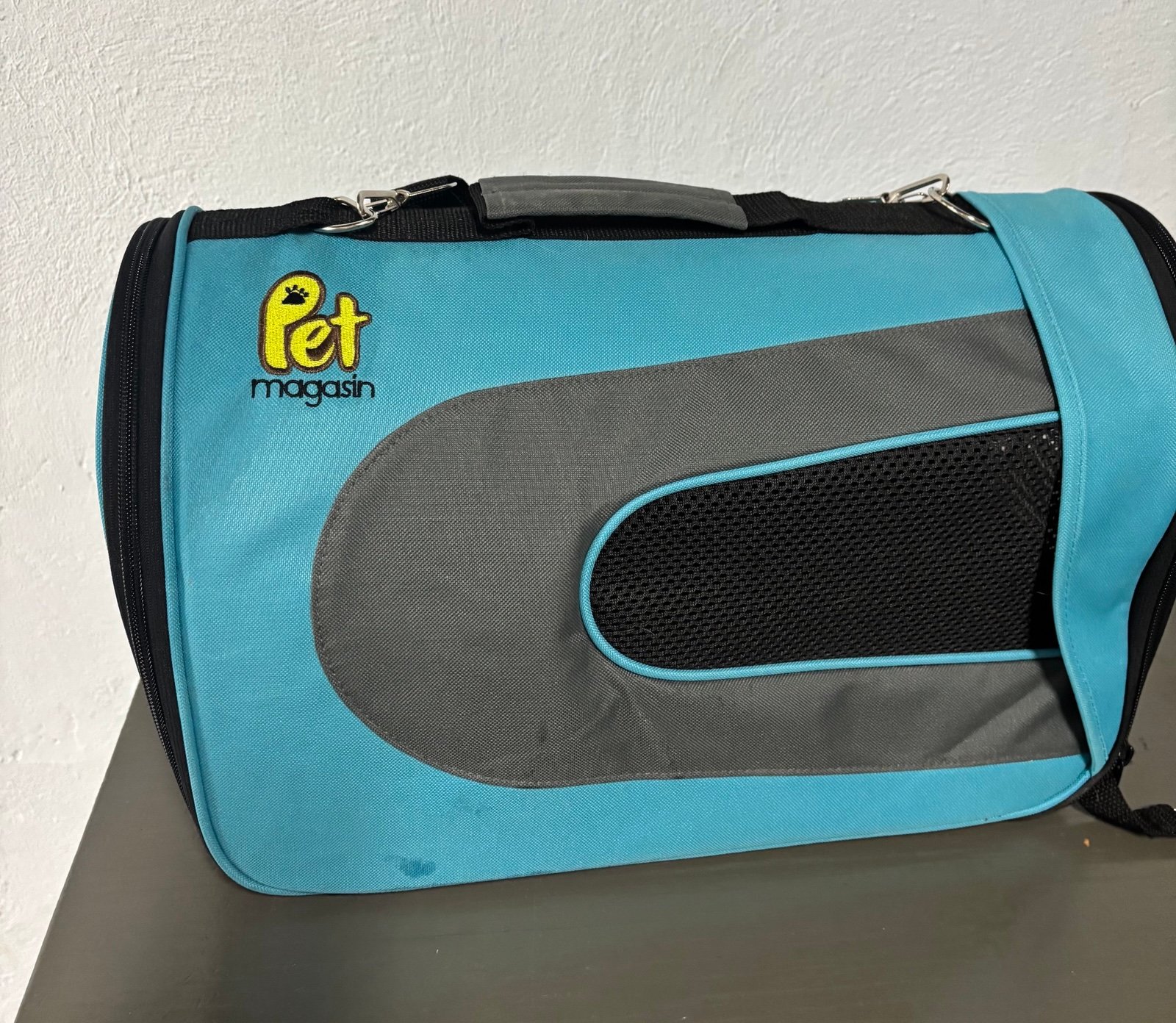 Pet soft sided pet traveling Airline approved suitable for most cats, puppies.