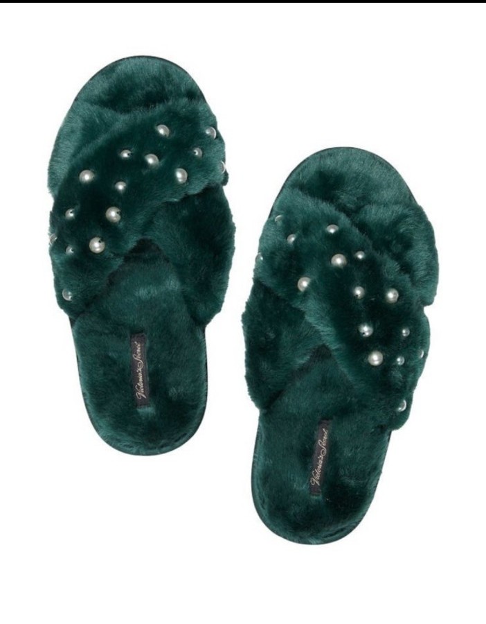 discount sales NWT Victoria's Secret Criss Cross Faux Fur Slippers size S (5/6) Women discount sales NWT Victoria's Secret Criss Cross Faux Fur Slippers size S (5/6) Women