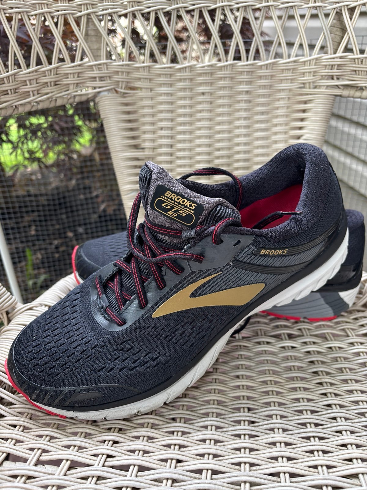 Men’s brooks adrenaline GTS running shoes size 10.5 excellent condition red gold