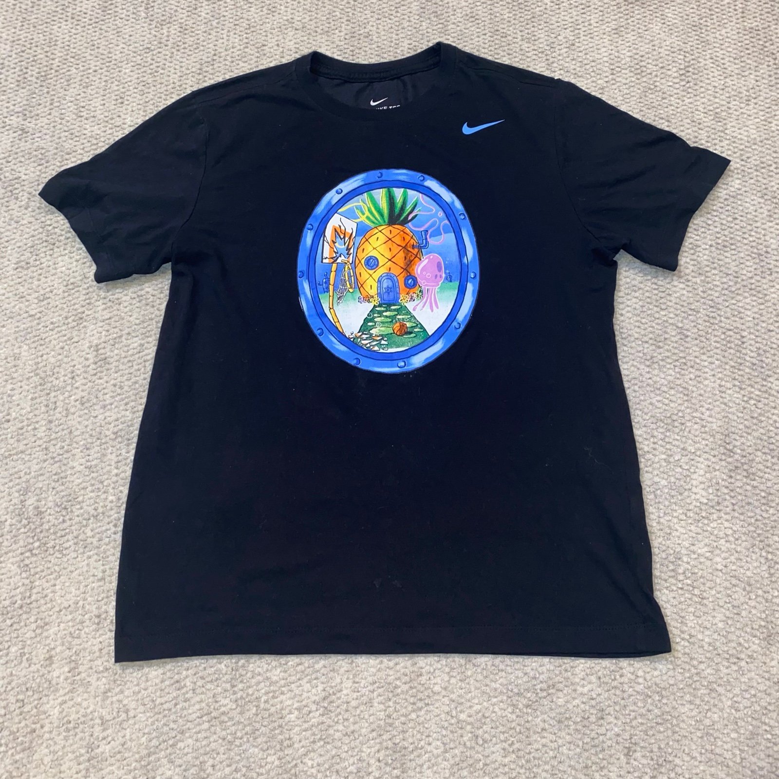 Nike Kyrie x Spongebob Pineapple House Graphic Shirt CU3537-010 Men Size Medium