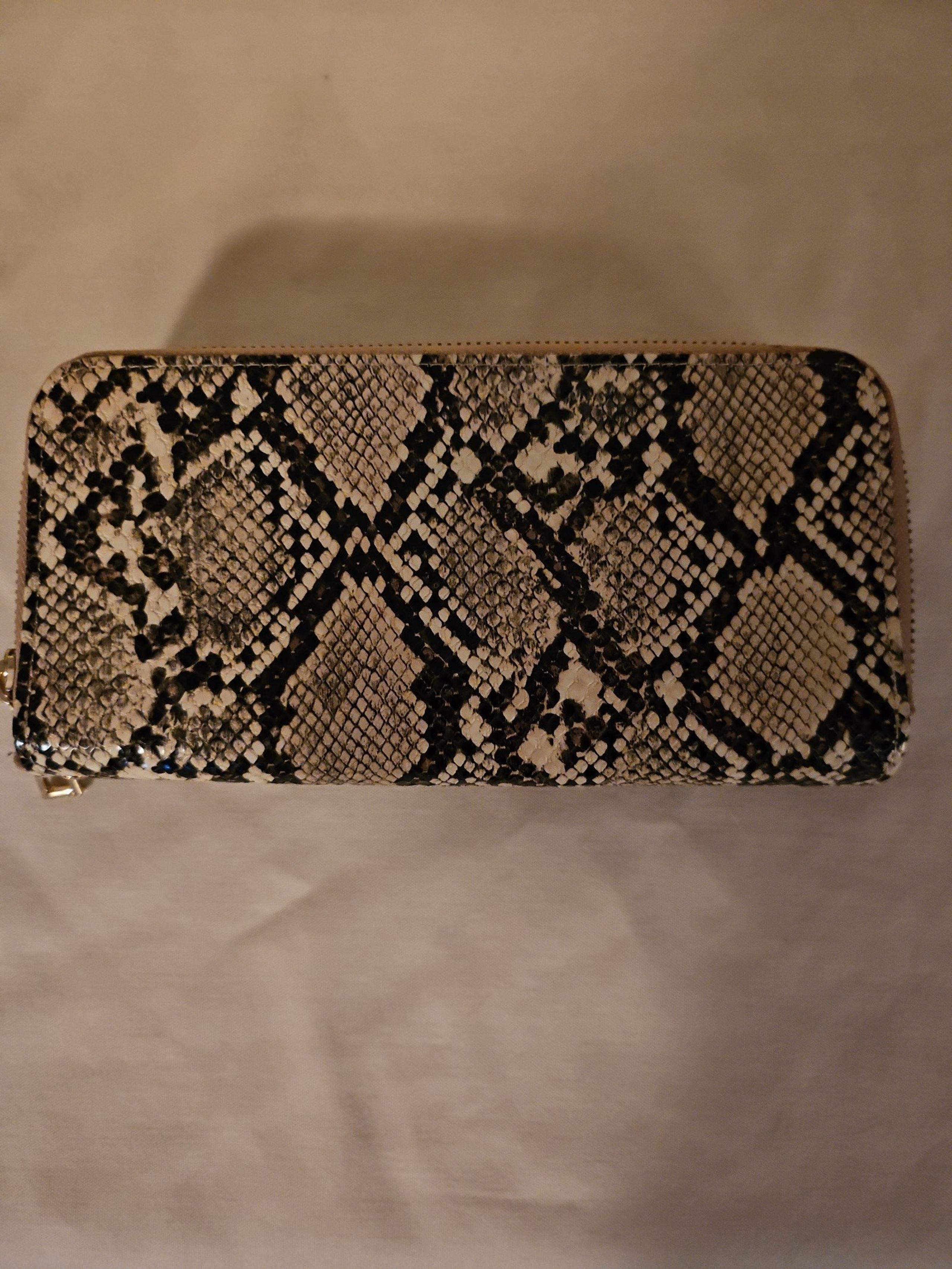 A new day wallet. Good condition.