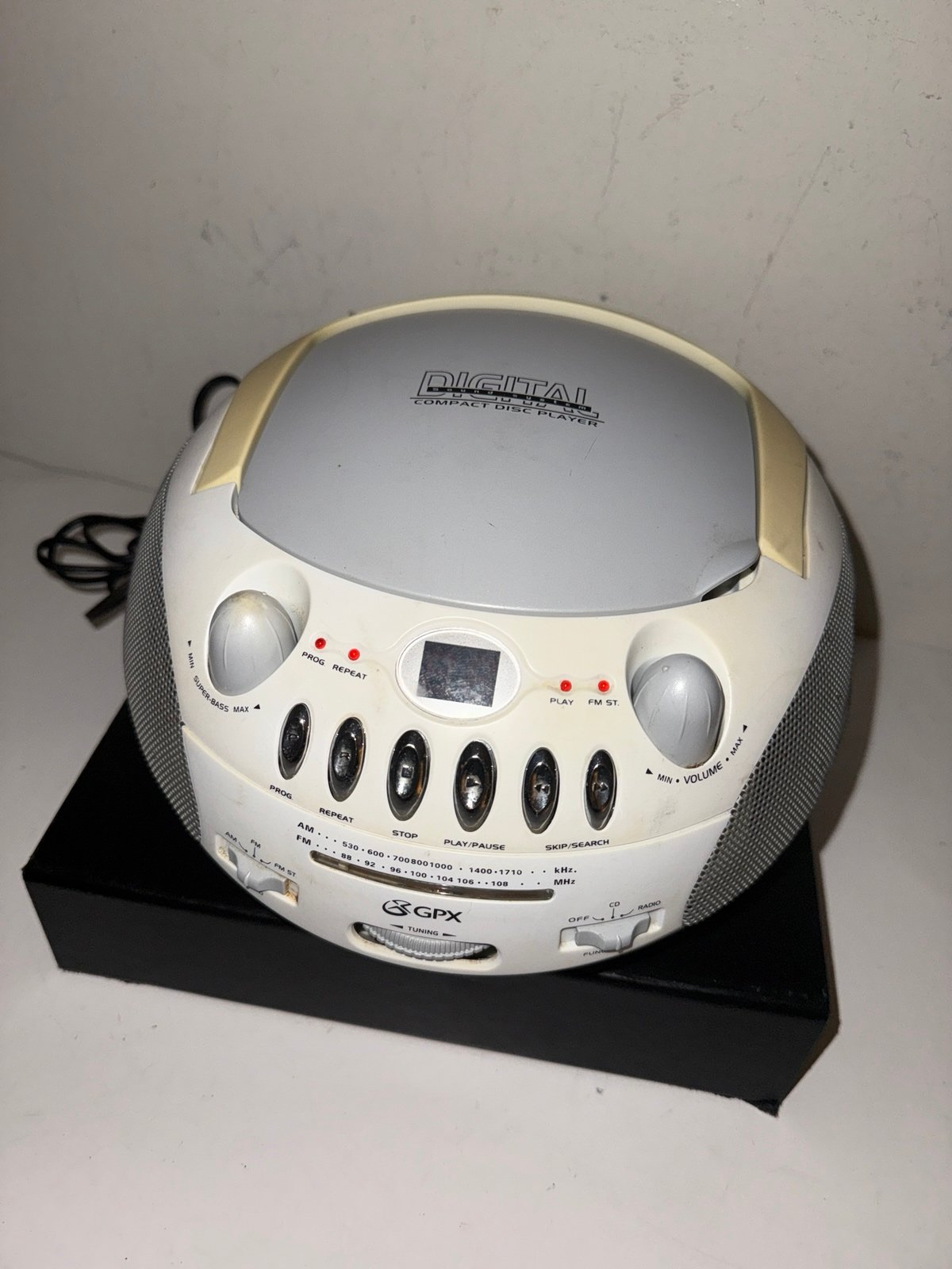 Compact Disc Player / AM/FM Radio