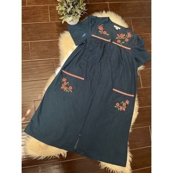 Go Softly Patio chambray floral embroidered short sleeved patio dress sz Small