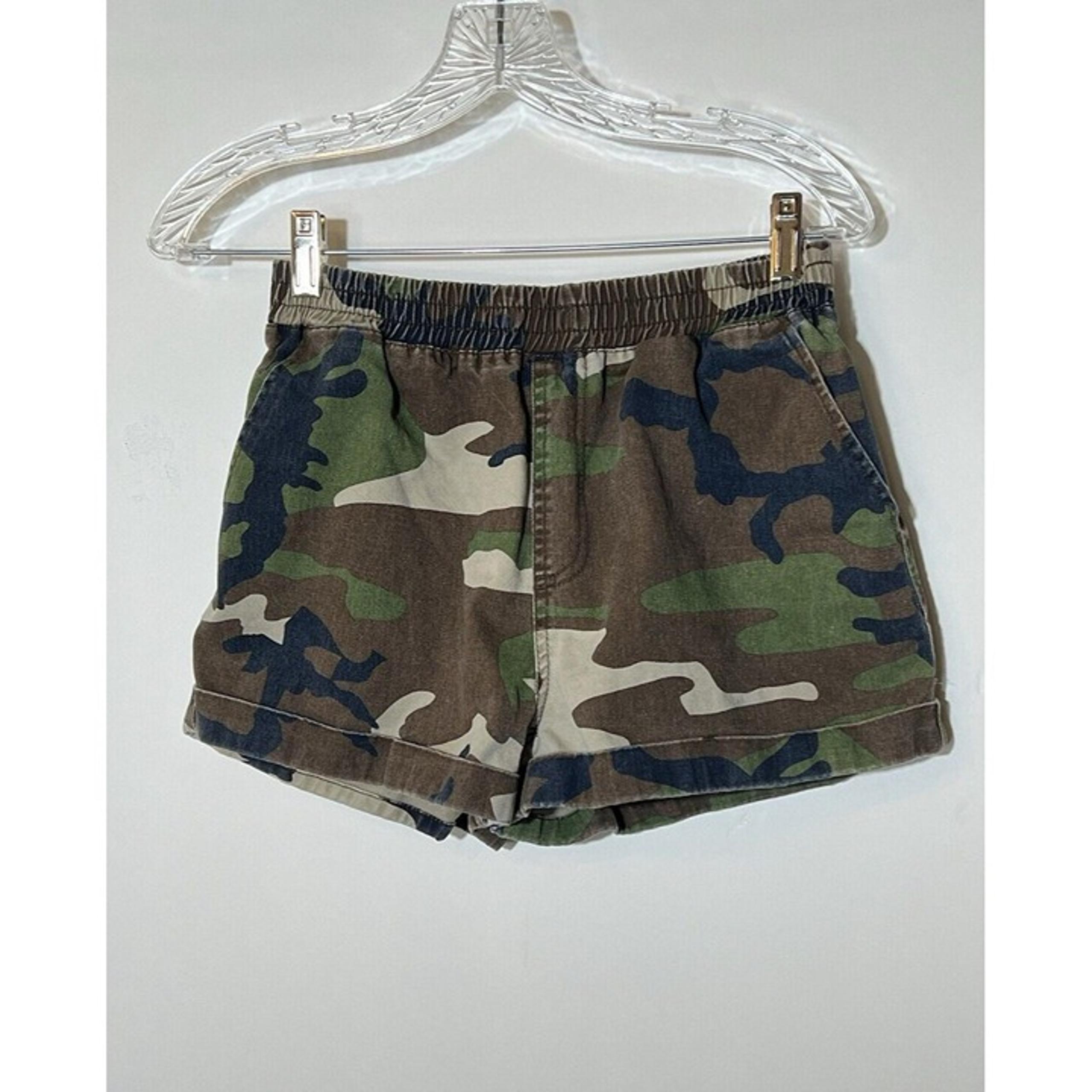 Forever 21 Camo shorts pull on shorts womens sz medium elastiic waist 2" inseam