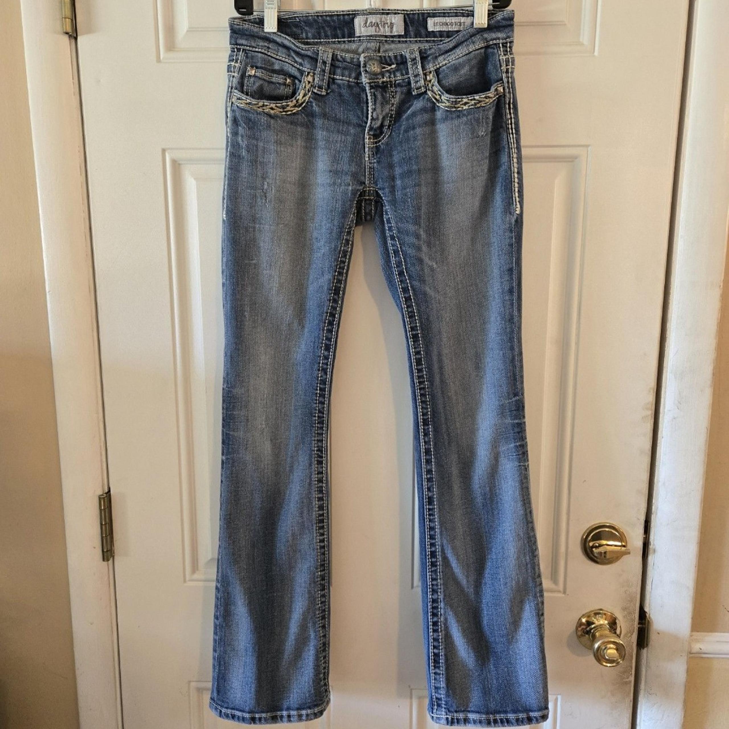Daytrip Leo Bootcut Buckle Jeans Contrast Stitch Size 29R Distressed Denim Y2K