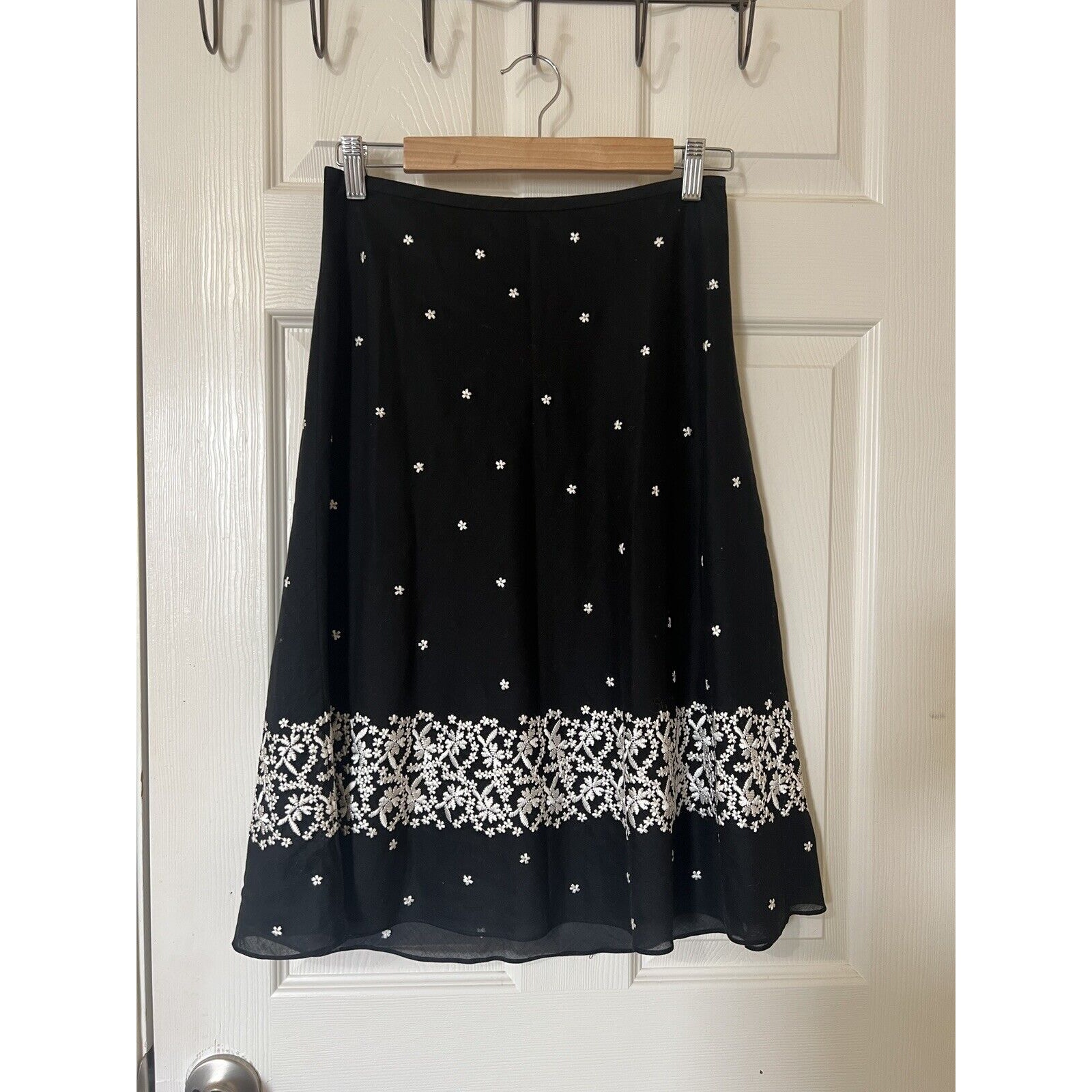 Ann Taylor black skirt embroidered flowers size 2 y2K whimsical cottage