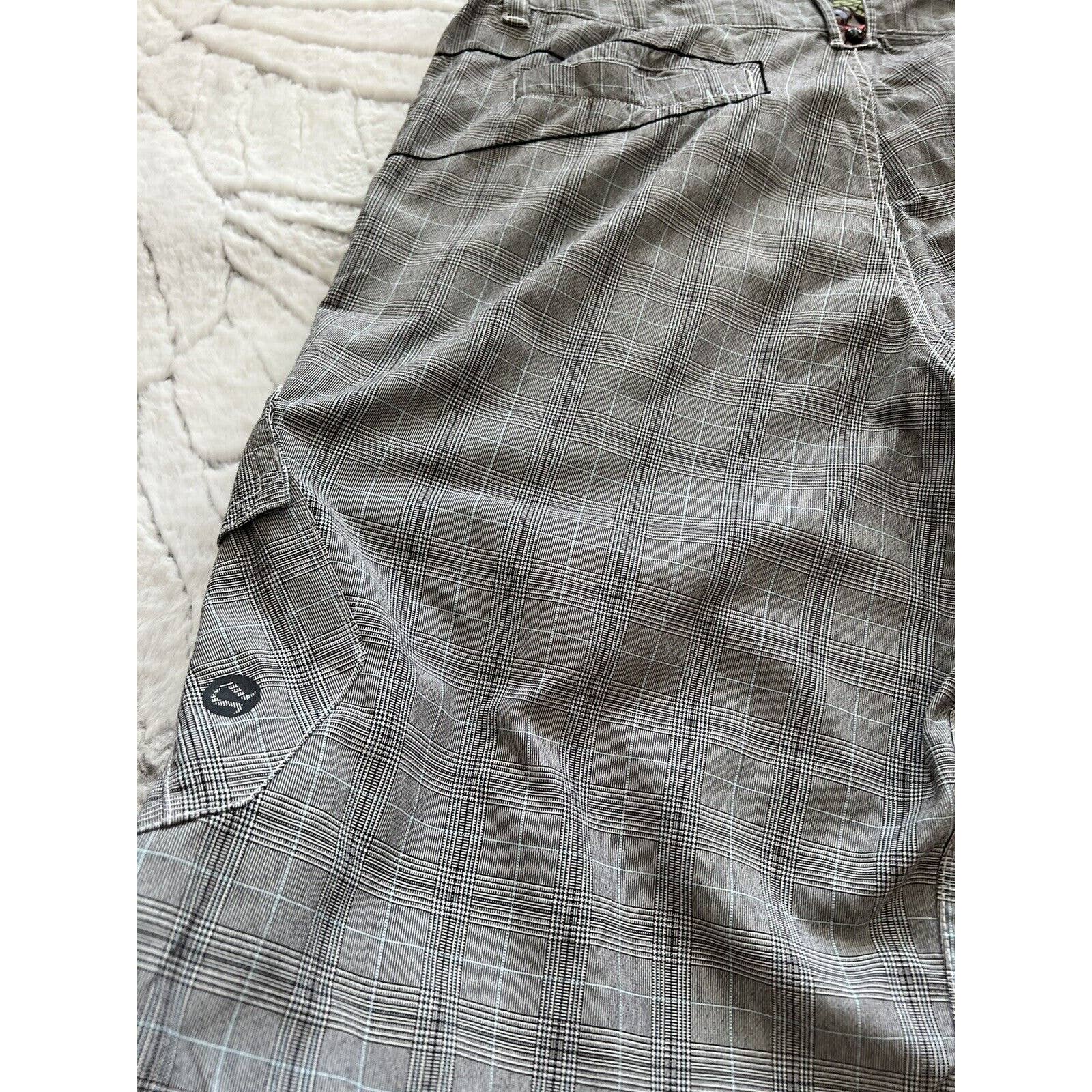 Lululemon Men's Size 34 Gray Athletic Plaid shops Flat Front Performance Shorts