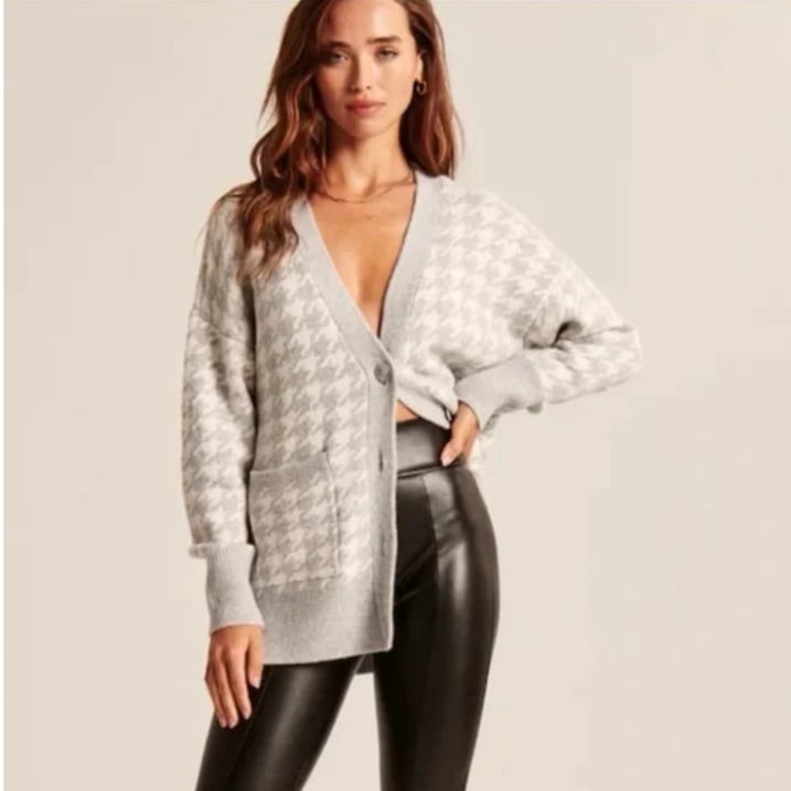 Abercrombie & Fitch gray and white houndstooth knit cardigan, size X-Large