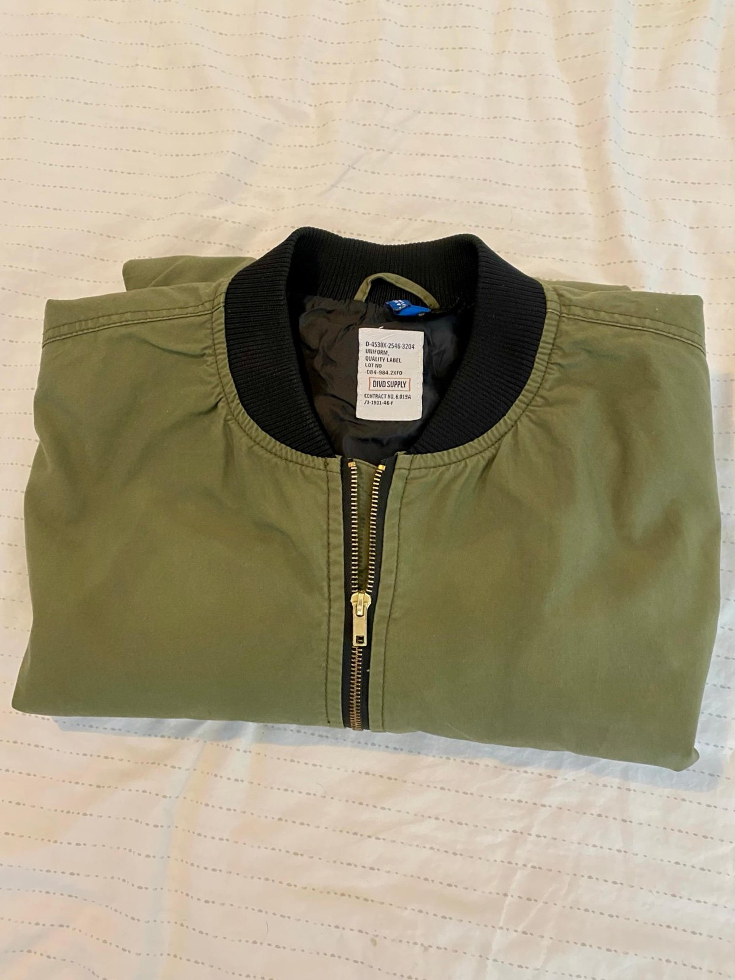 H&M Men’s Bomber Style Jacket size XL Olive Green & Black NWOT
