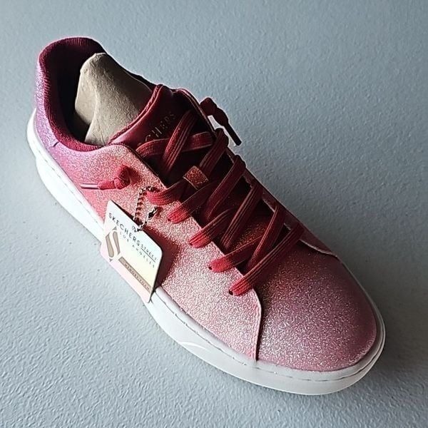 New Sketchers Enchanted Sneaker in Red, Size 8