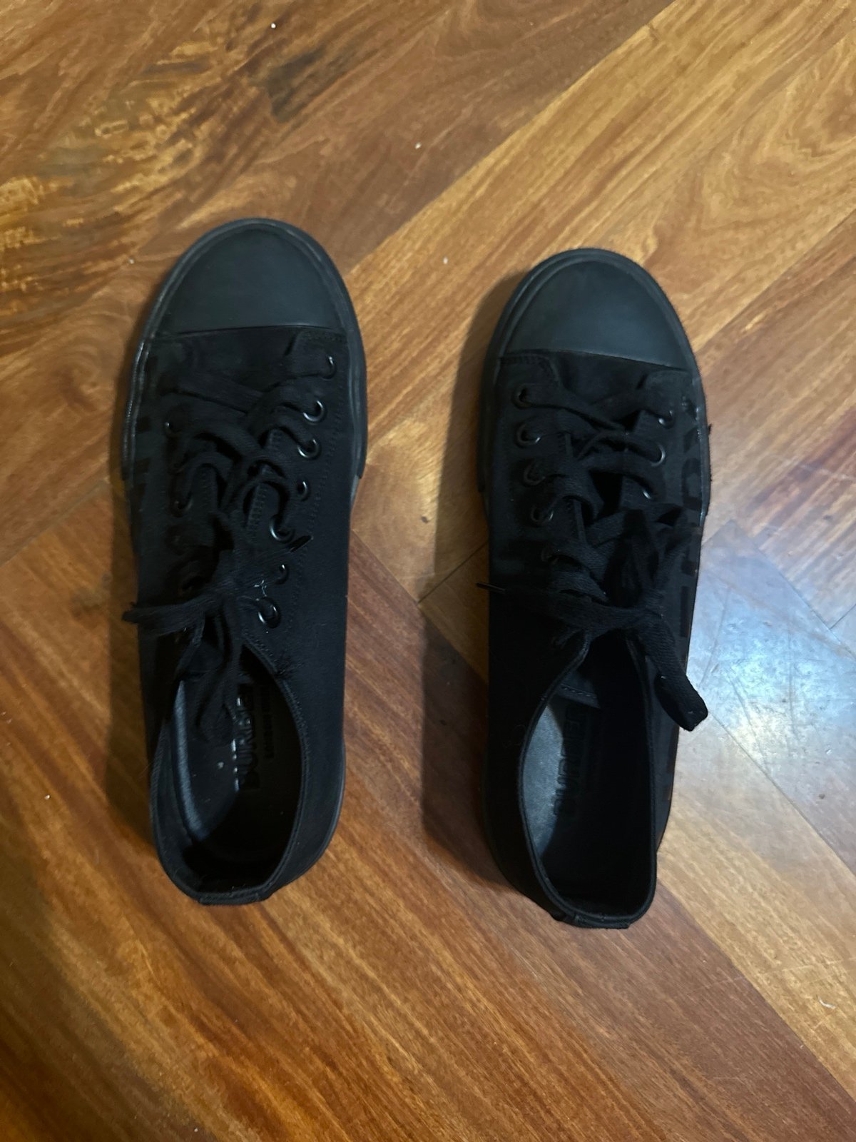 Burberry design logo sneakers