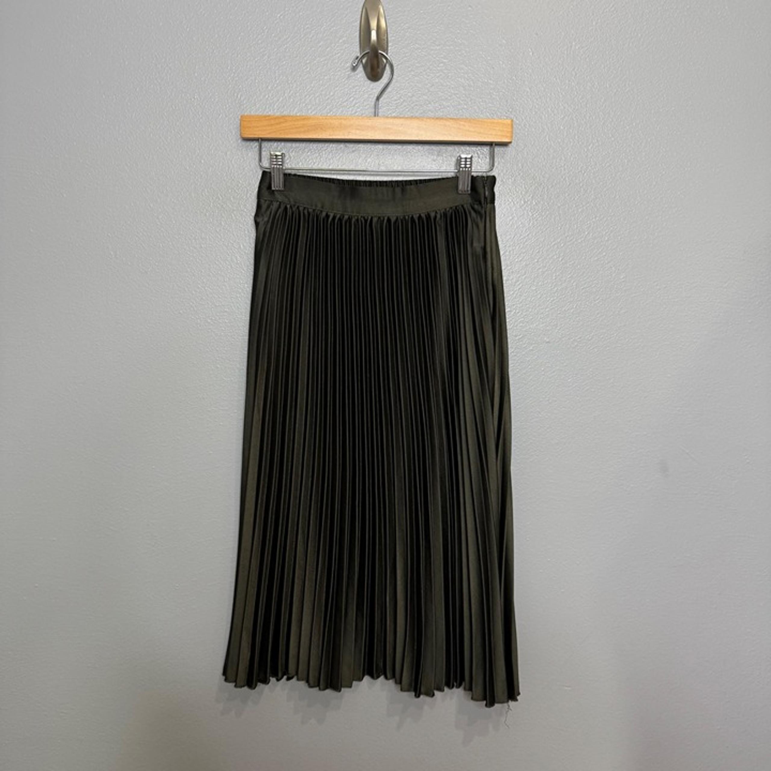 MODCLOTH polished pleated skirt in dark gray/olive size S