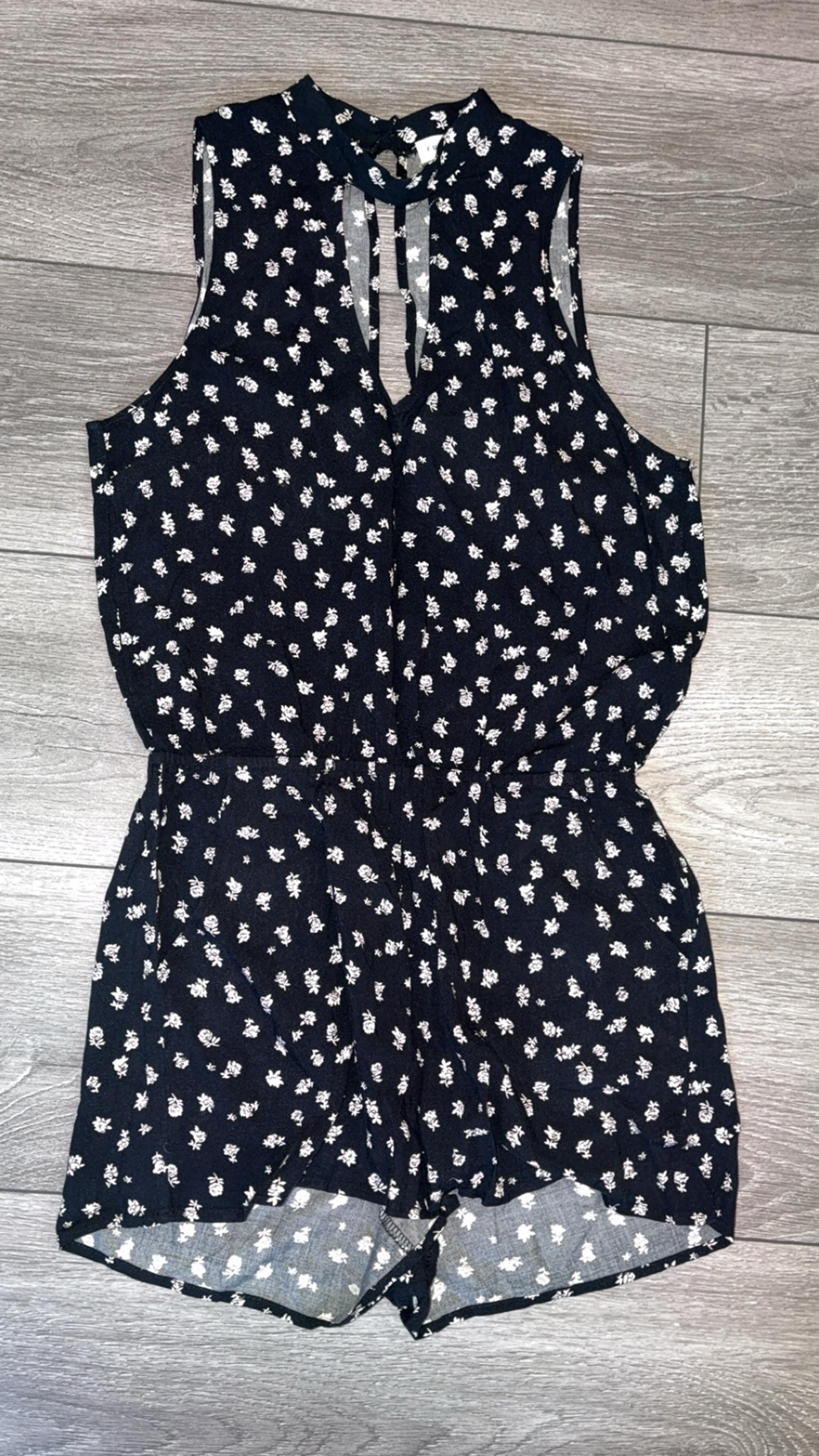 Full Tilt Size Small Black & White Floral Romper Sleeveless Lightweight Comfy