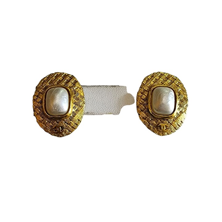 Vintage Authentic Signed Chanel Pearls 2009 #2095 Faux Mabe Pearl Earrings (A157