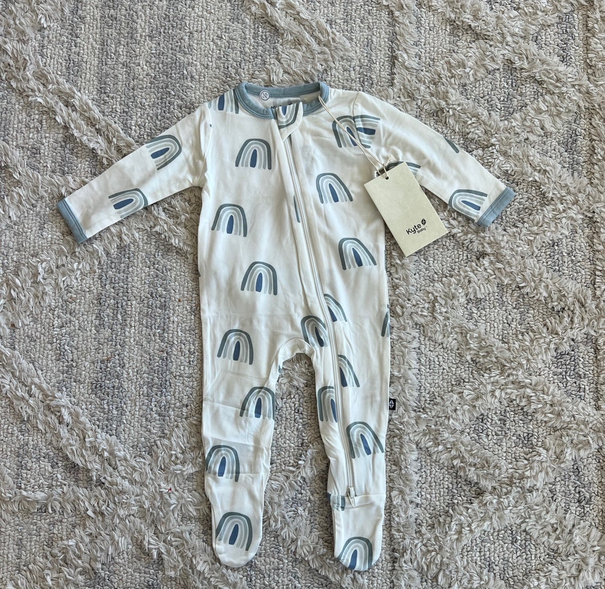 Kyte BABY Zippered Footie in Fog Rainbow NWT