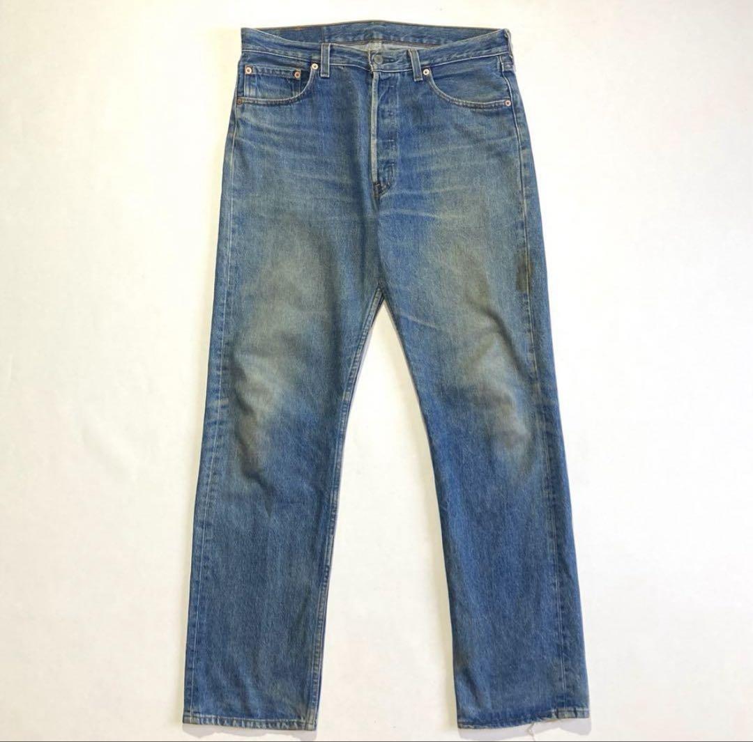 90s US-made Levi's 501 W33L32 with whiskers and honeycombs.