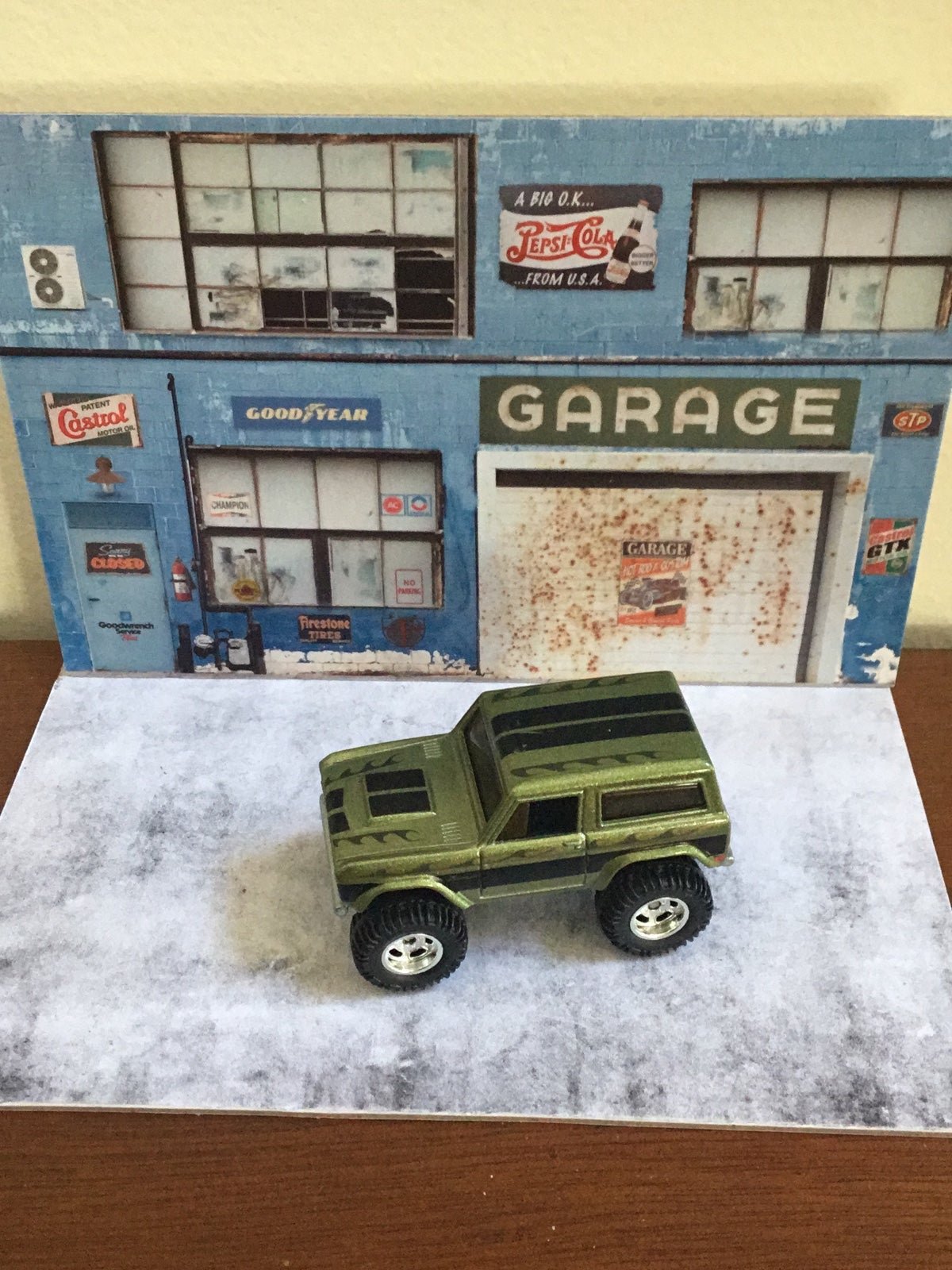 Hot wheels Garage 67 Ford Bronco (Green) 1:64