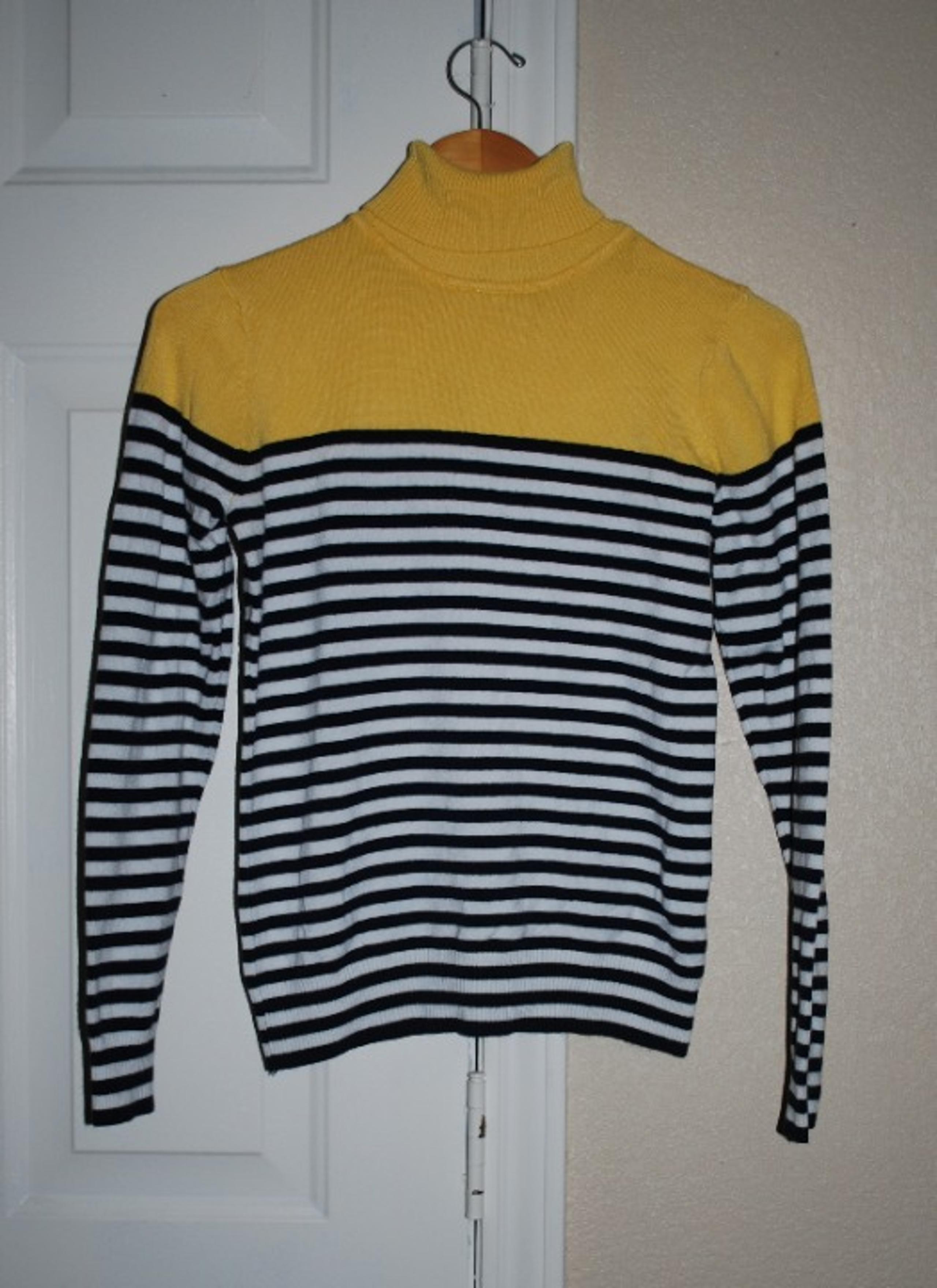 Joseph A. Turtle Neck Sweater Sz Small