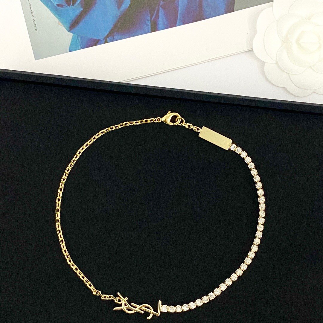 Asymmetric pearl necklace