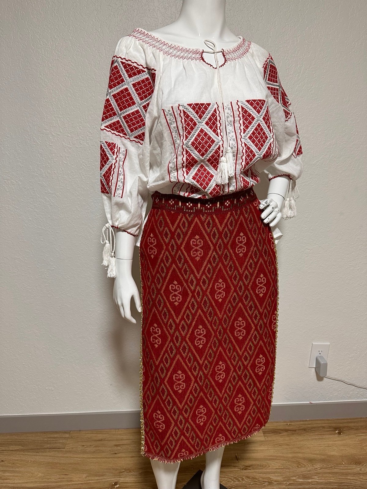 Romania Skirt in excellent new condition