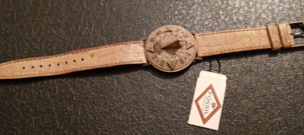 Fossil Sundial フォッシル サンダイアル ブラウン s-l1200.jpg