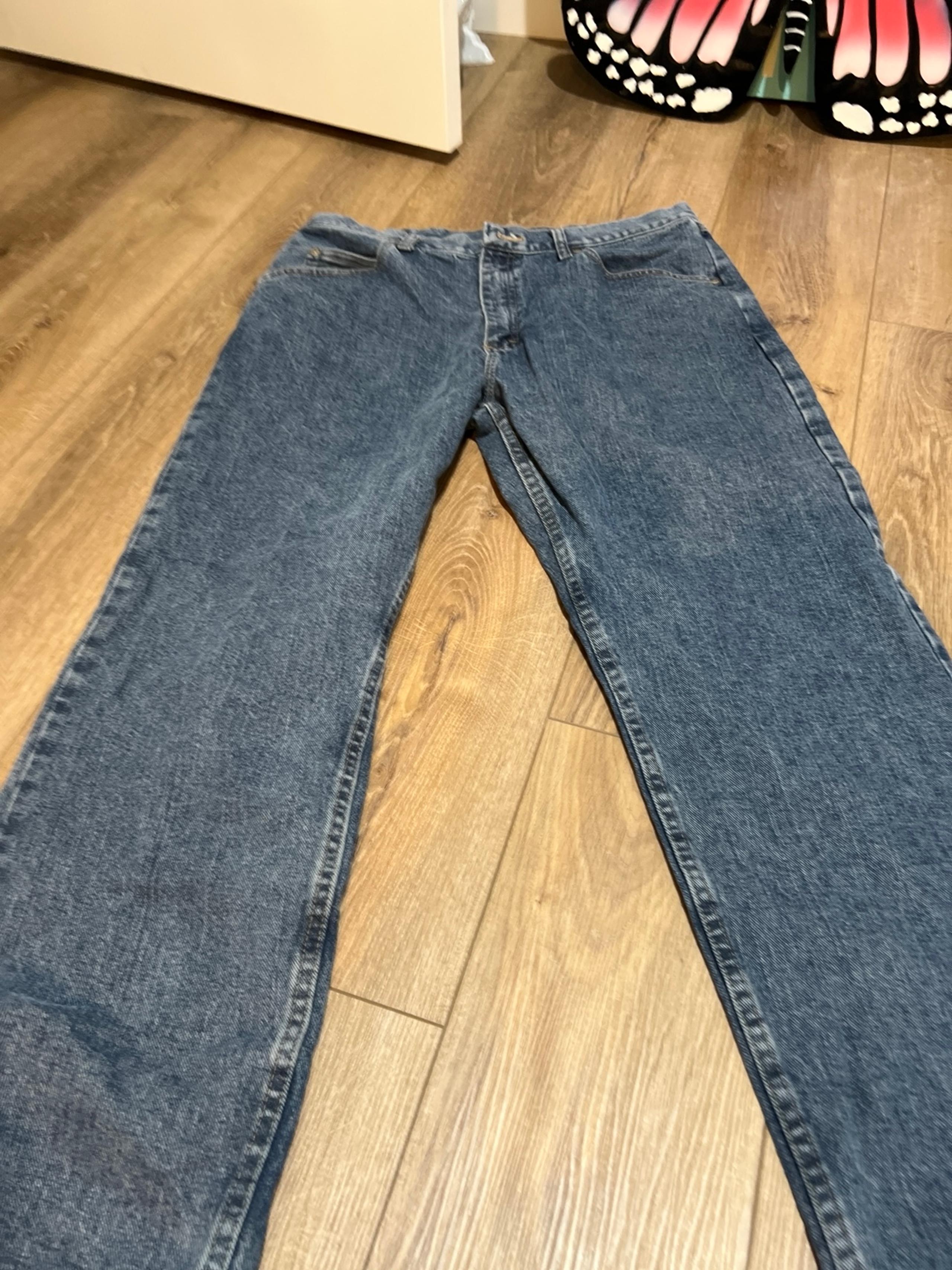 Wrangler 36 x 30 relaxed fit jeans