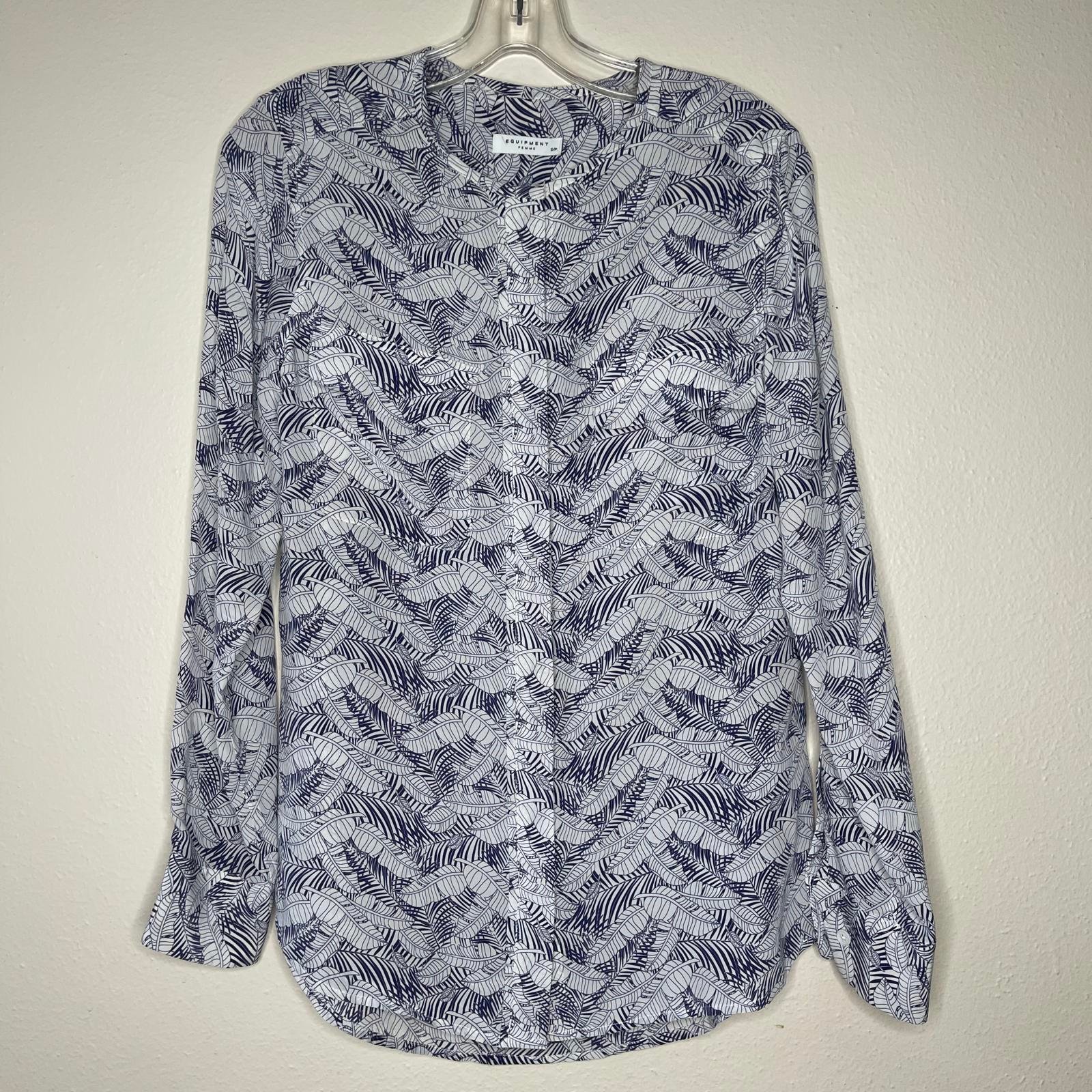 Equipment Femme Leaf Print Silk Button-Up Shirt Size S