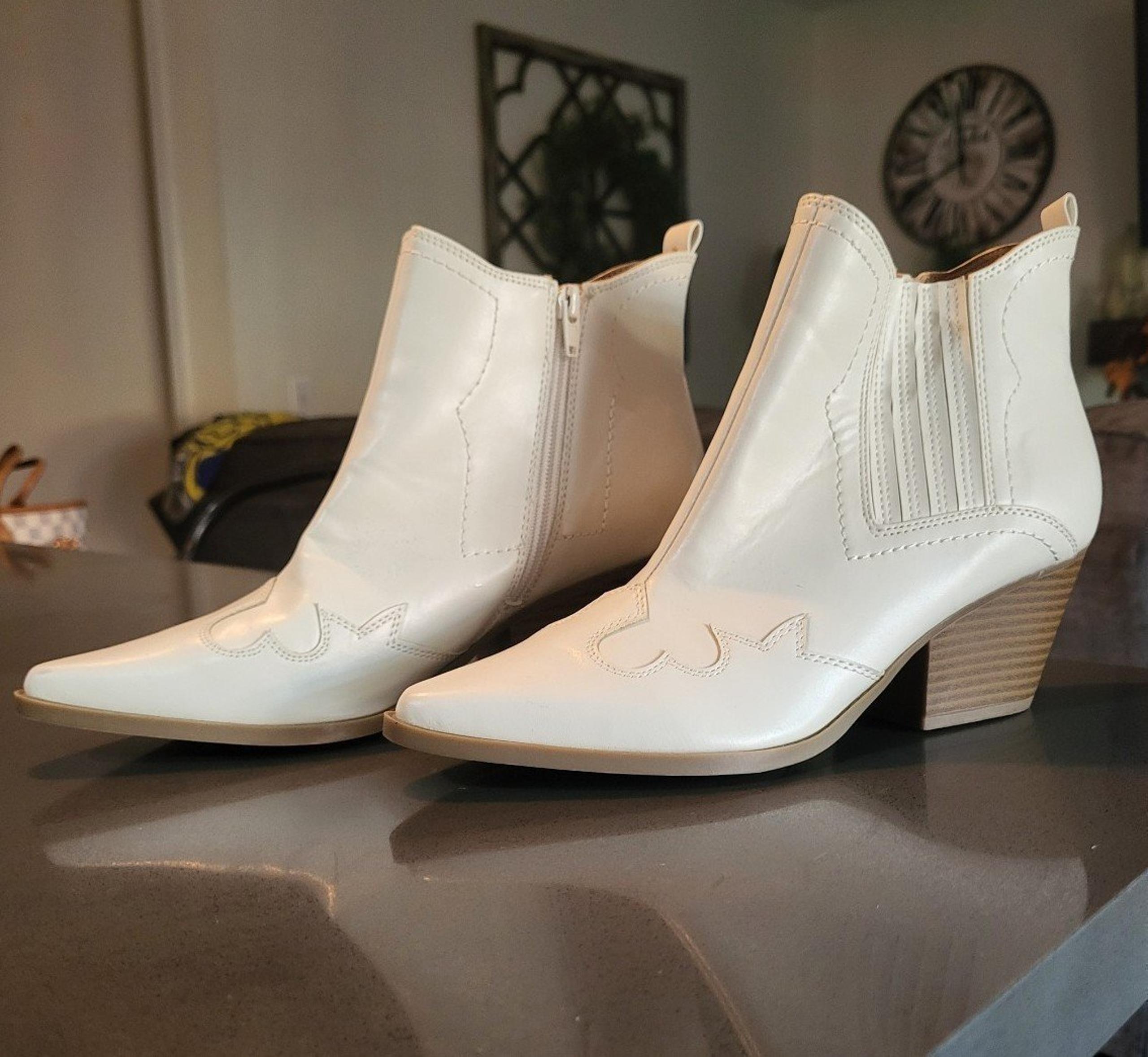 NWOT Indigo rd. Faux leather White/Cream Cowboy Booties Womens SZ 9 1/2 item#S13