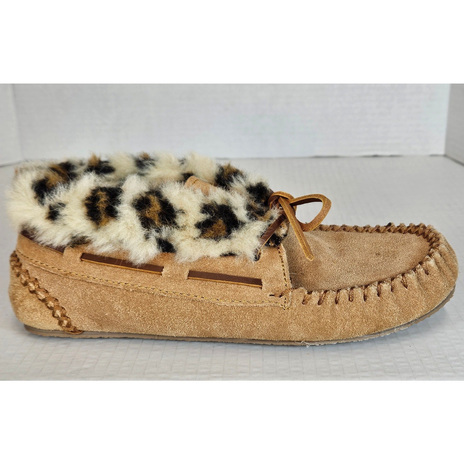Women's Tan Leather Minnetonka Moccasin Slipper Faux Fur Lining & Trim Size 7M