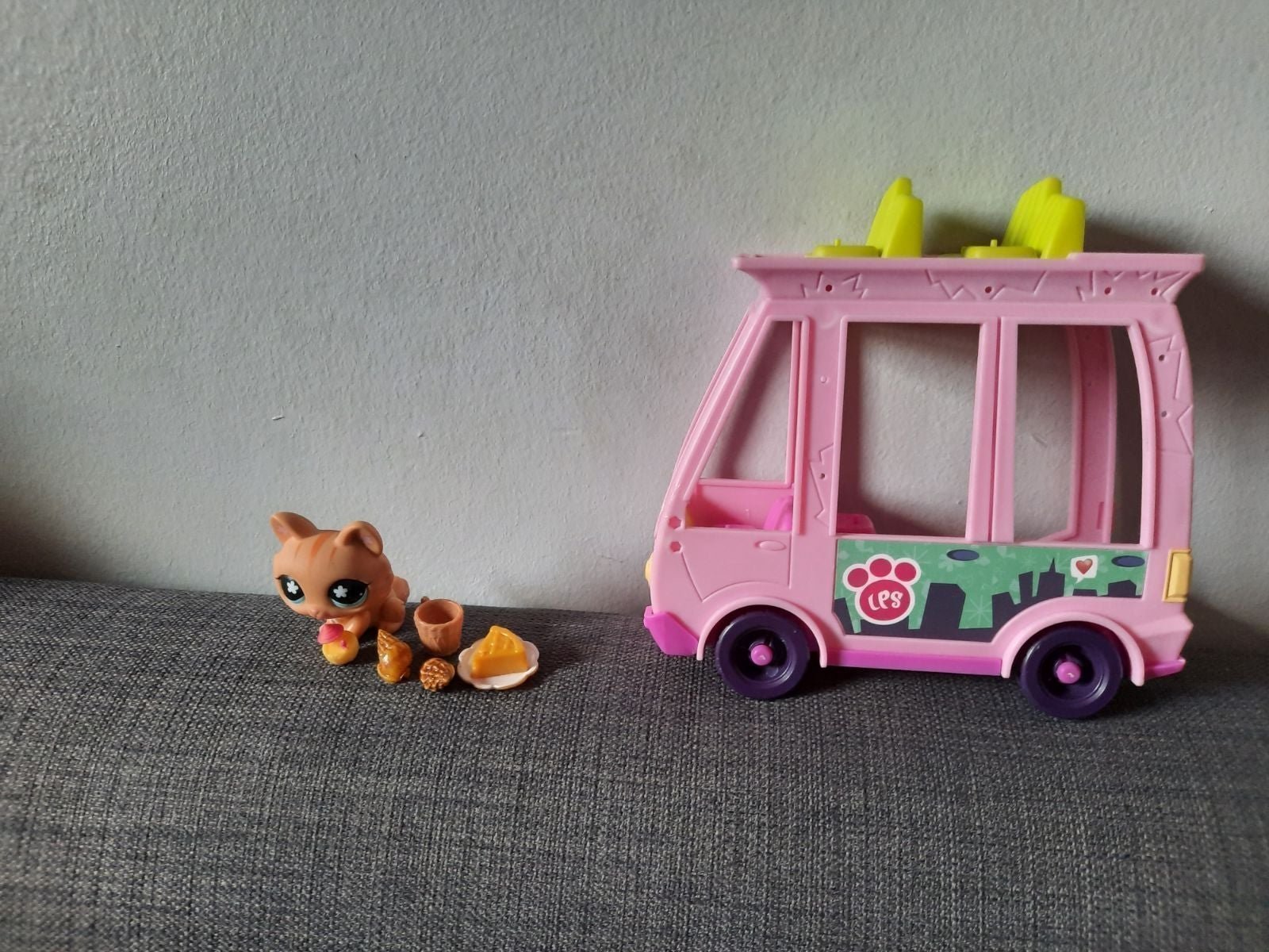 Littlest Pet Shop Car and Pet