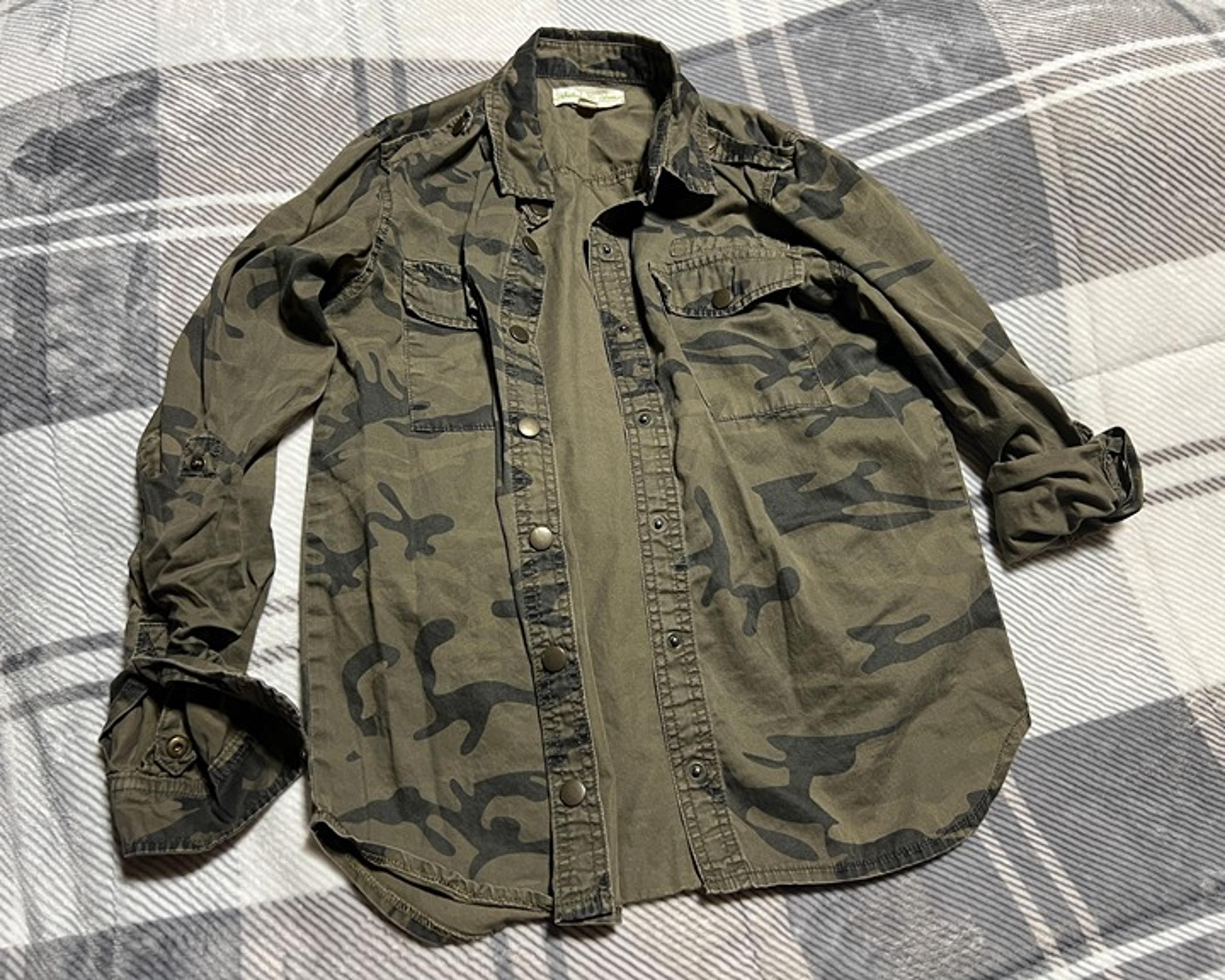 Staring At Stars Urban Outfitters Camo Button Down Gold