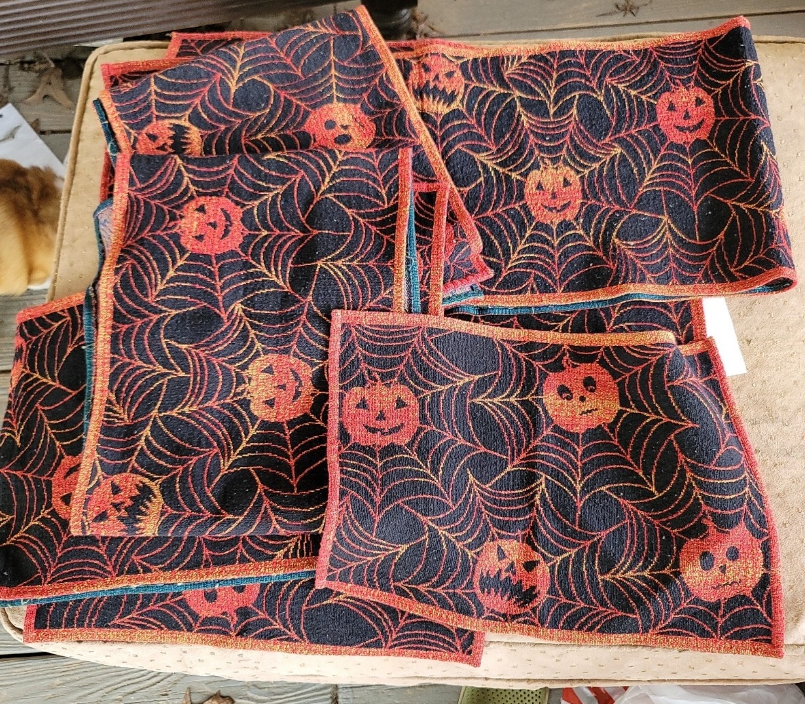 Halloween 4 place matts 4 matches table runner