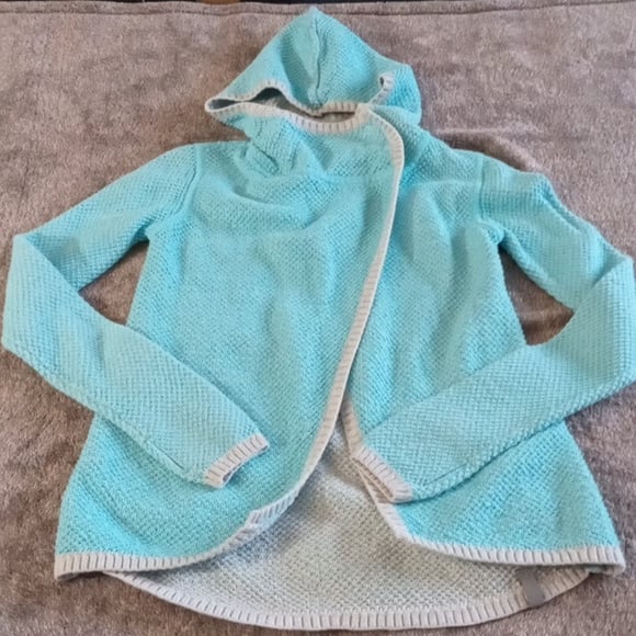 Ivivva Dream Embracer Wrap aqua and gray