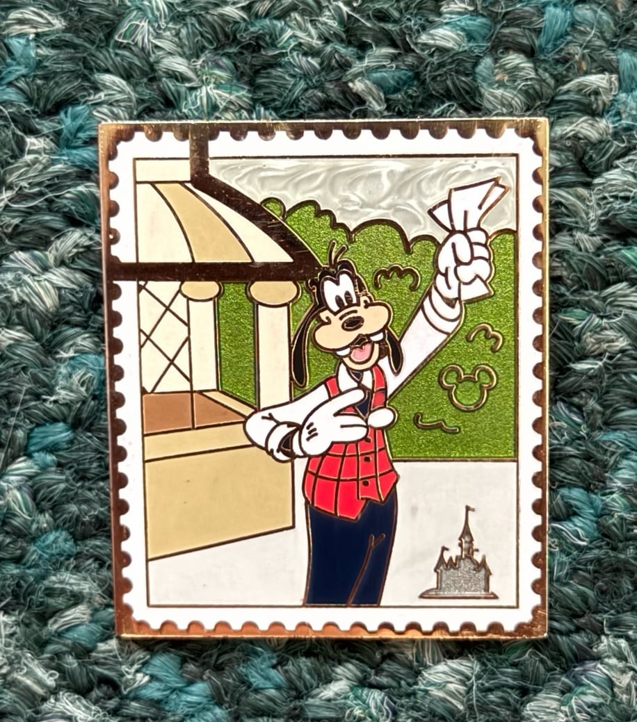 DISNEY PIN GOOFY AS GUEST RELATIONS CAST MEMBER WINNIE THE POOH & FRIEND STAMP