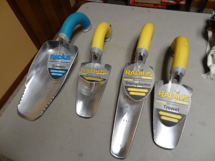 (4) RADIUS GARDEN TOOL ERGONOMIC ALUMINUM TROWEL SCOOPER TRANSPLANTER NEW TAGS