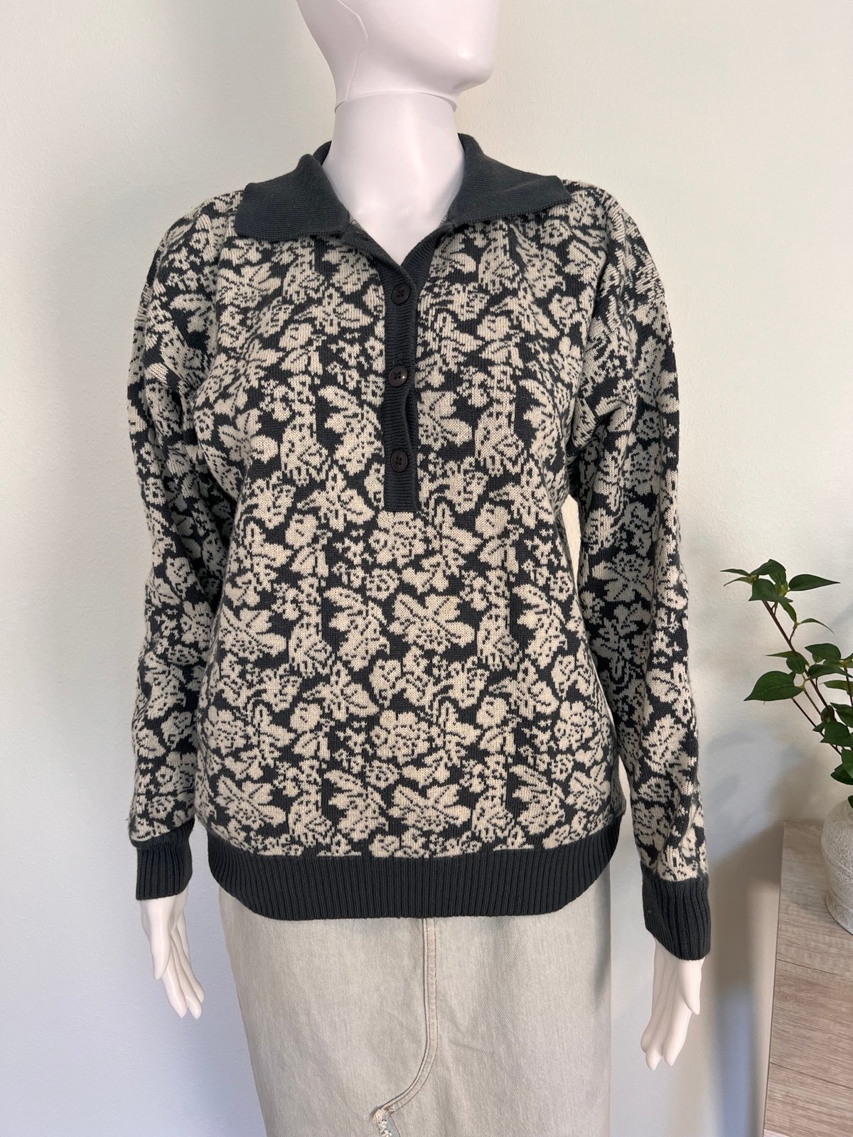 Anne Klein vintage womens 100% wool grey and cream collard sweater size Medium,