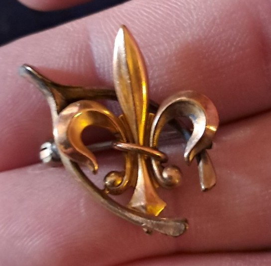 Vintage Goldtoñe fleur de lis wishbone pin