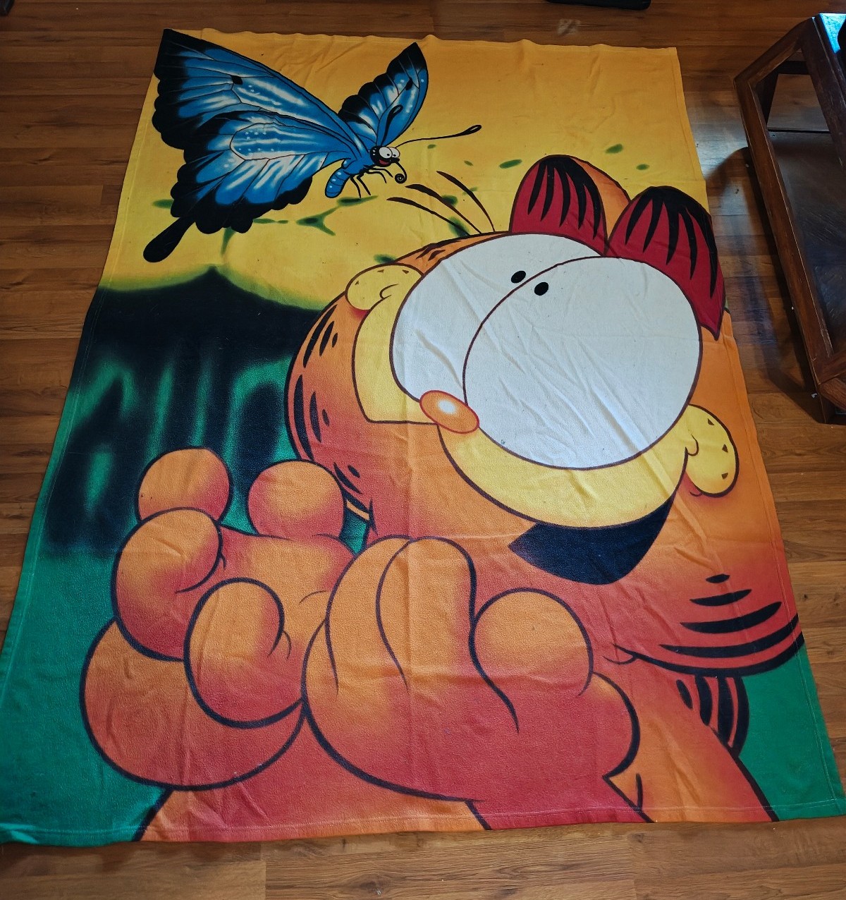 Large fleece Garfield blanket vintage paws