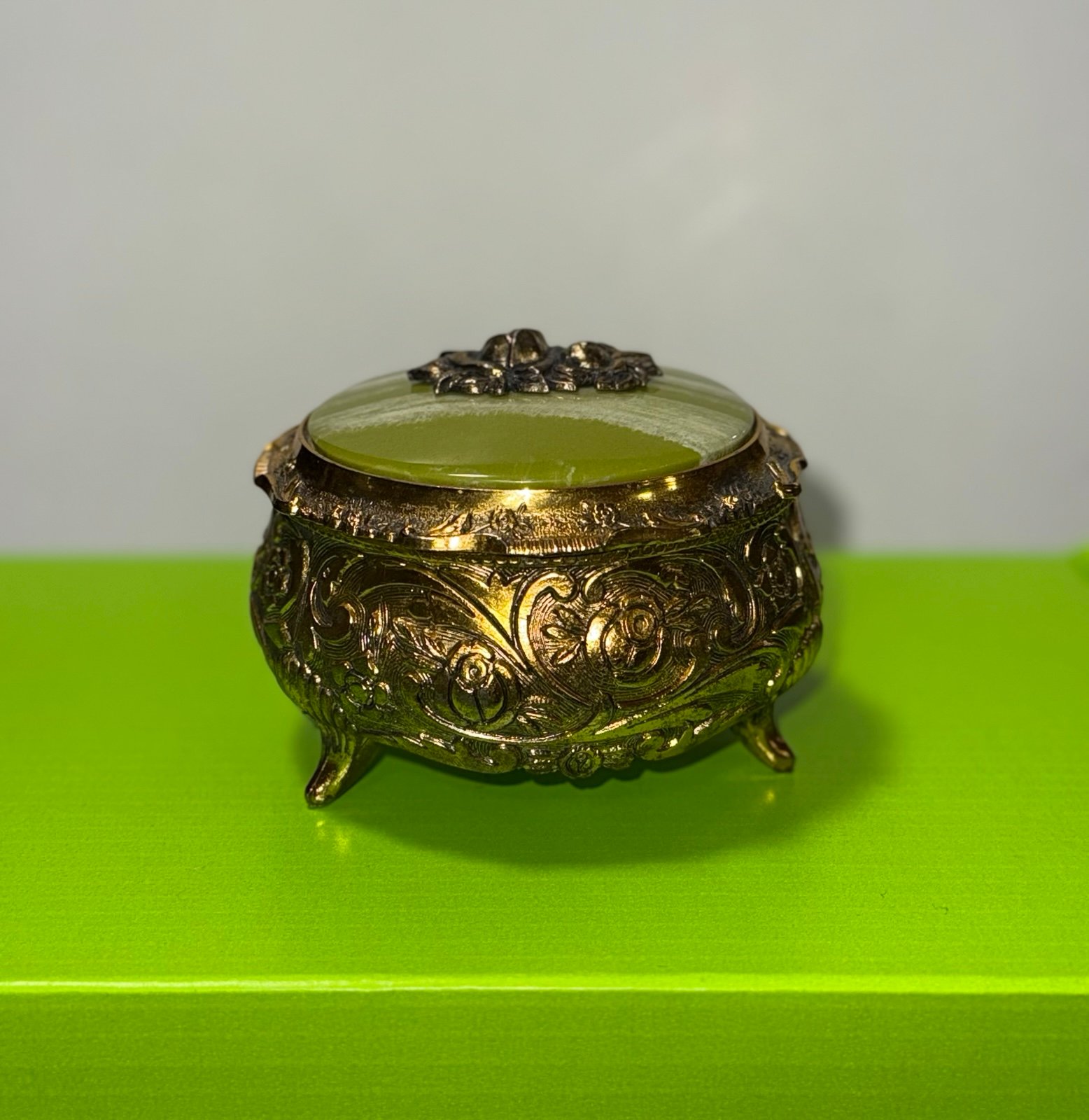 Vintage Musical Jewelry Trinket Box Golden w/ Green Inlay ROSES