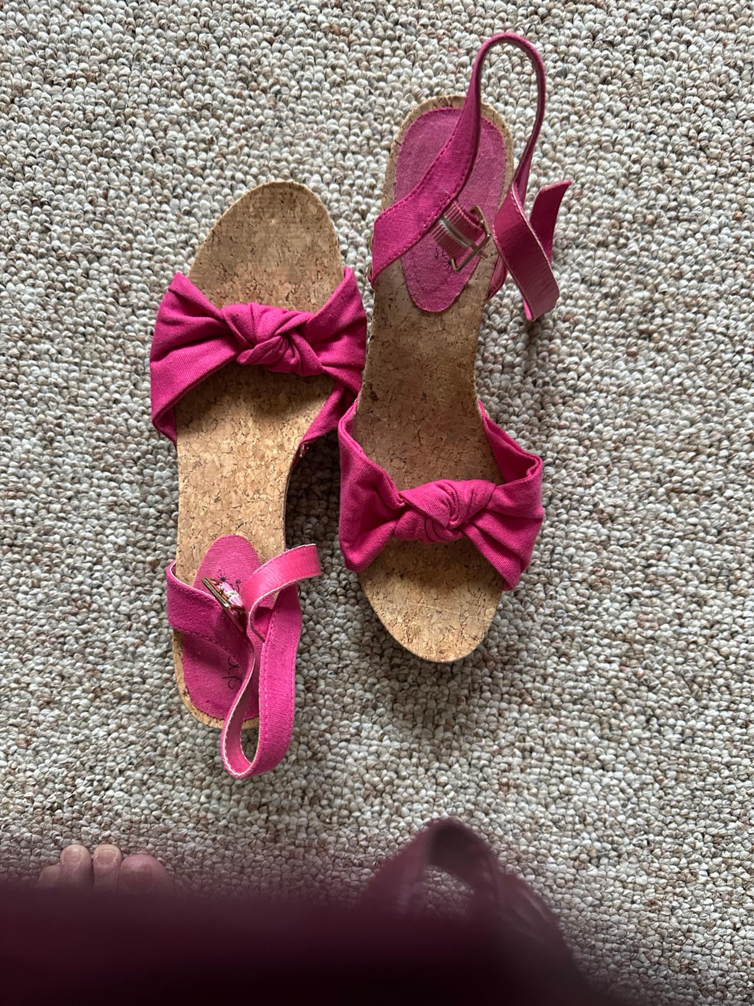 Shoe dazzle Pink bow sandals size 7