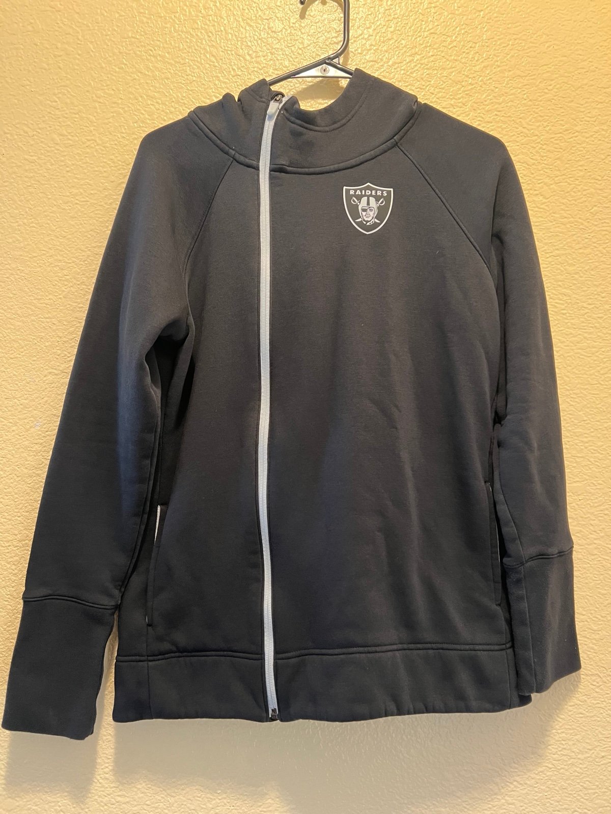 Las Vegas Raiders Nike Asymmetrical Raglan Full -zip hoodie