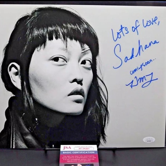 HANA MAE LEE Signed 11x14 Photo Inscribed JSA COA Pitch Perfect The Babysitter