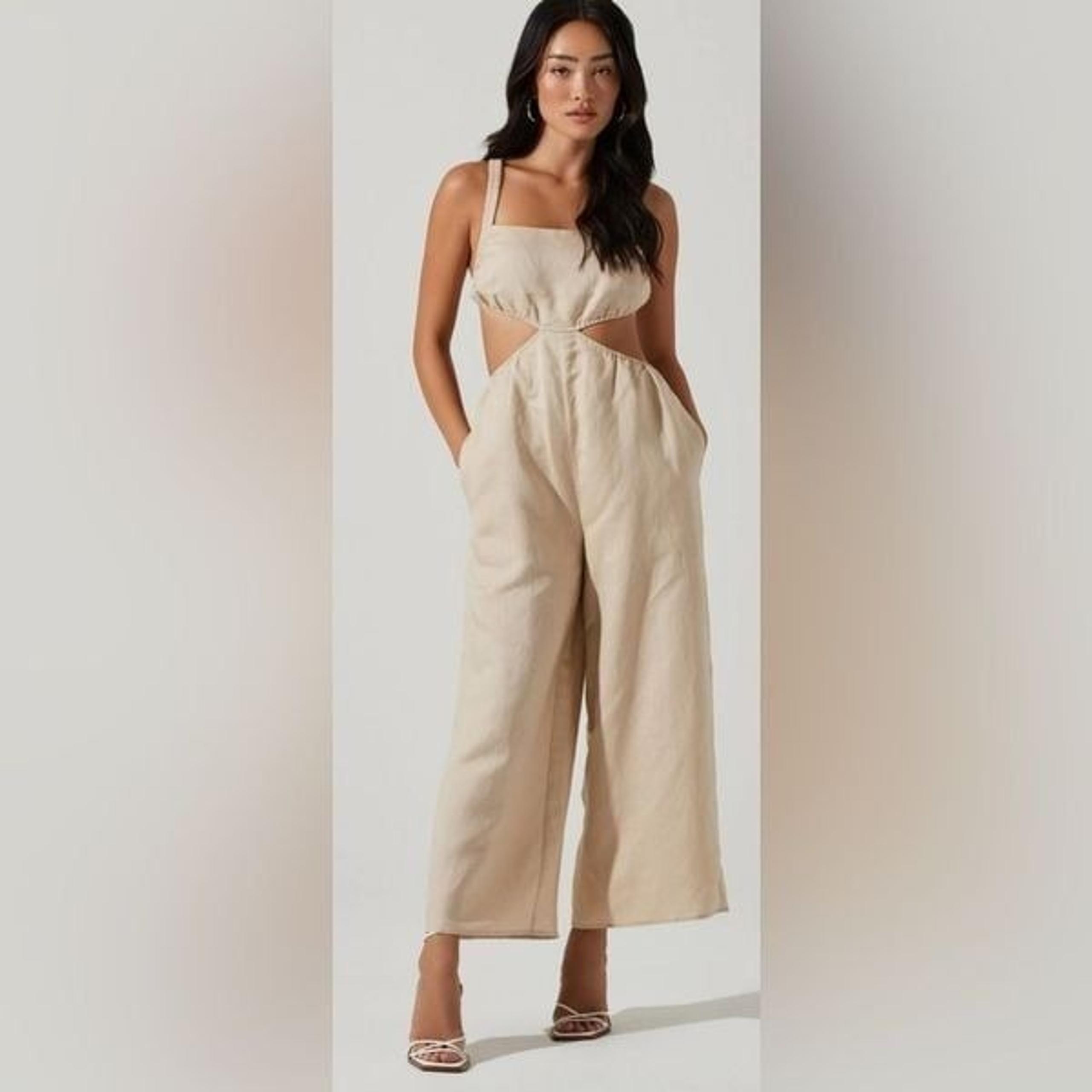 NWT ASTR The Label Women’s Tan/Khaki Marise Cut Out Wide Leg Jumpsuit - Size S