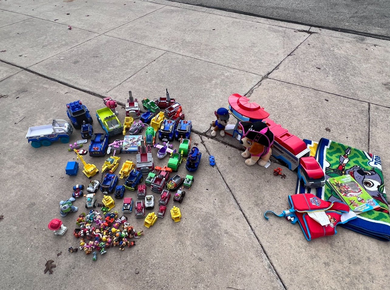 Paw Patrol Toy Lot. Everything in picture!!!