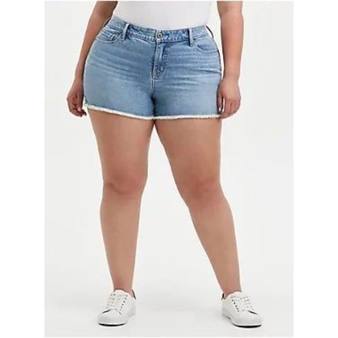Torrid Light Wash Cotton Denim Blue Jean Raw Hem Shorts Size 14 NEW