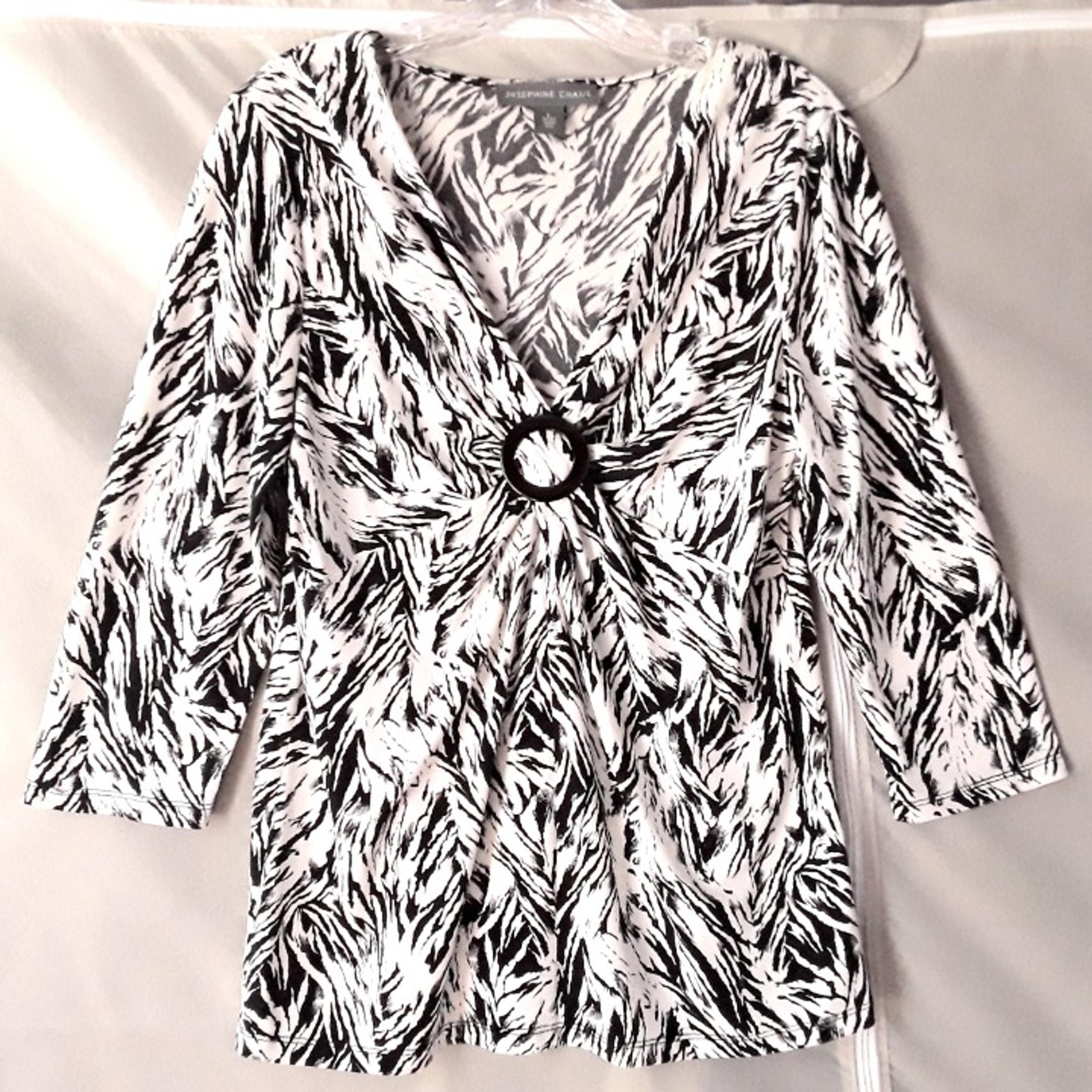 Josephine Chaus Women's L Top 3/4 Sleeve Black Ring Sunburst Pleat Stretch Knit